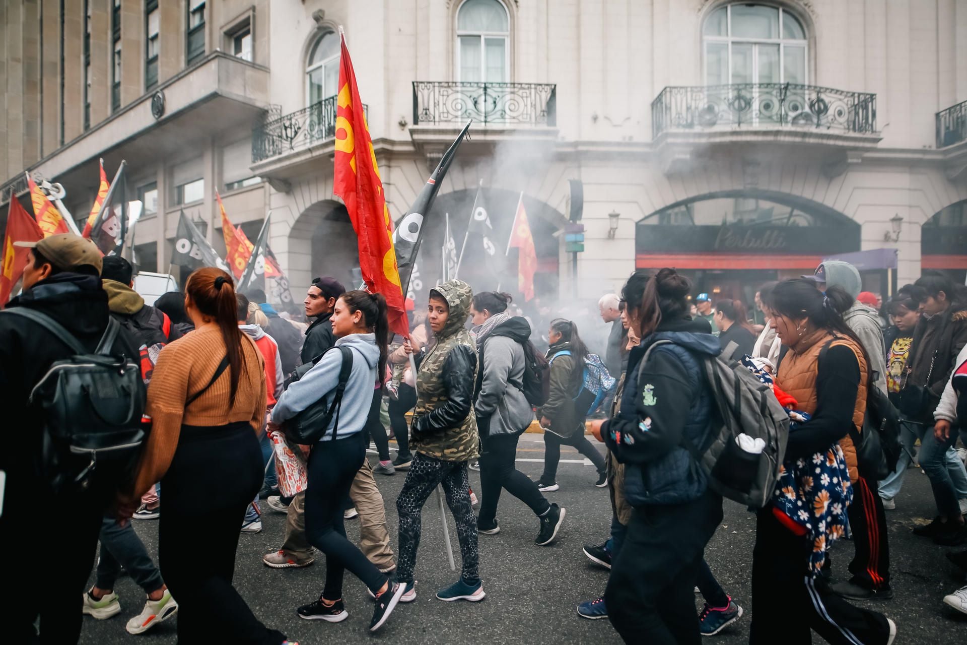 Integrantes del Movimiento Socialista de los Trabajadores (MST), la Izquierda Socialista y otros grupos de la izquierda argentina participan una marcha con motivo del Día Internacional de los Trabajadores este miércoles,