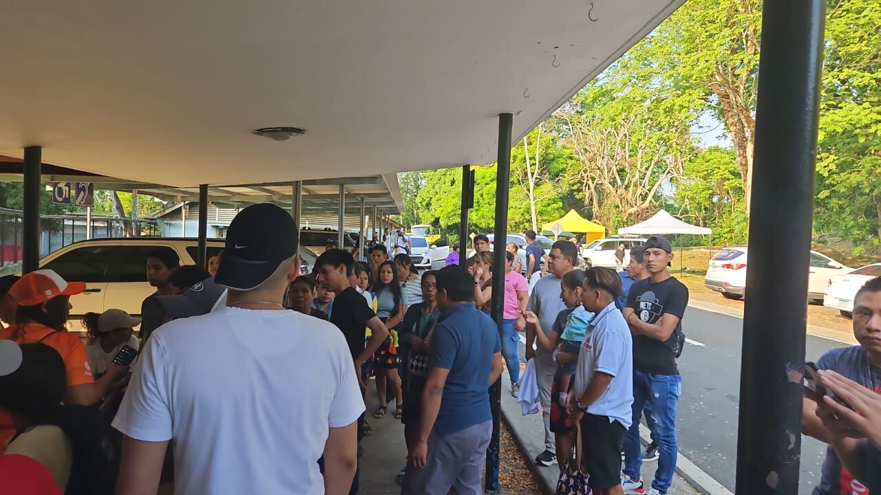 Personas esperando para poder votar en la Escuela Omar Torrrijos. LP/Yolanda Sandoval