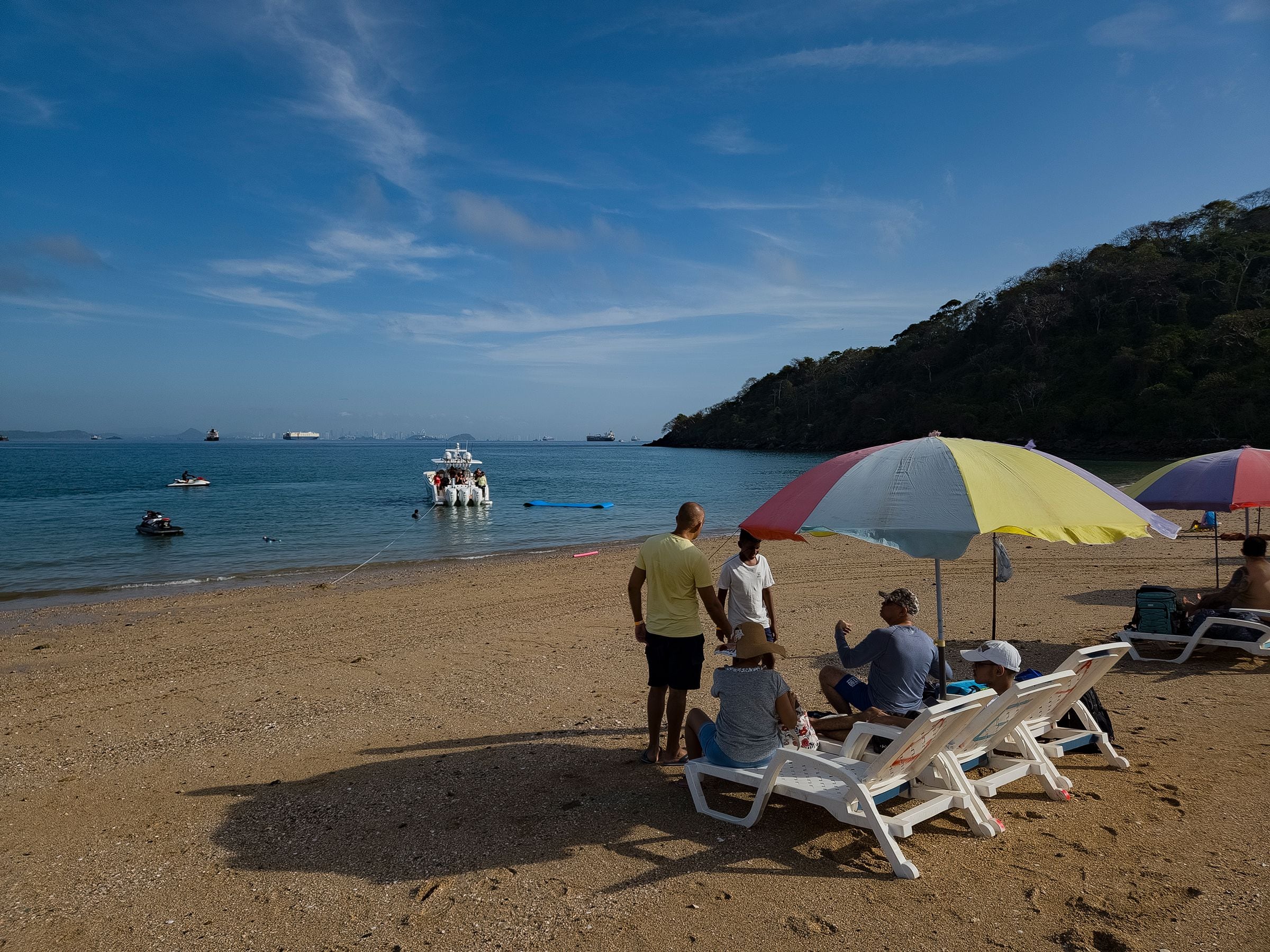 Turistas en playa La Restinga en Isla Taboga, Panamá. 13 de enero de 2024. Foto: Alexander Arosemena