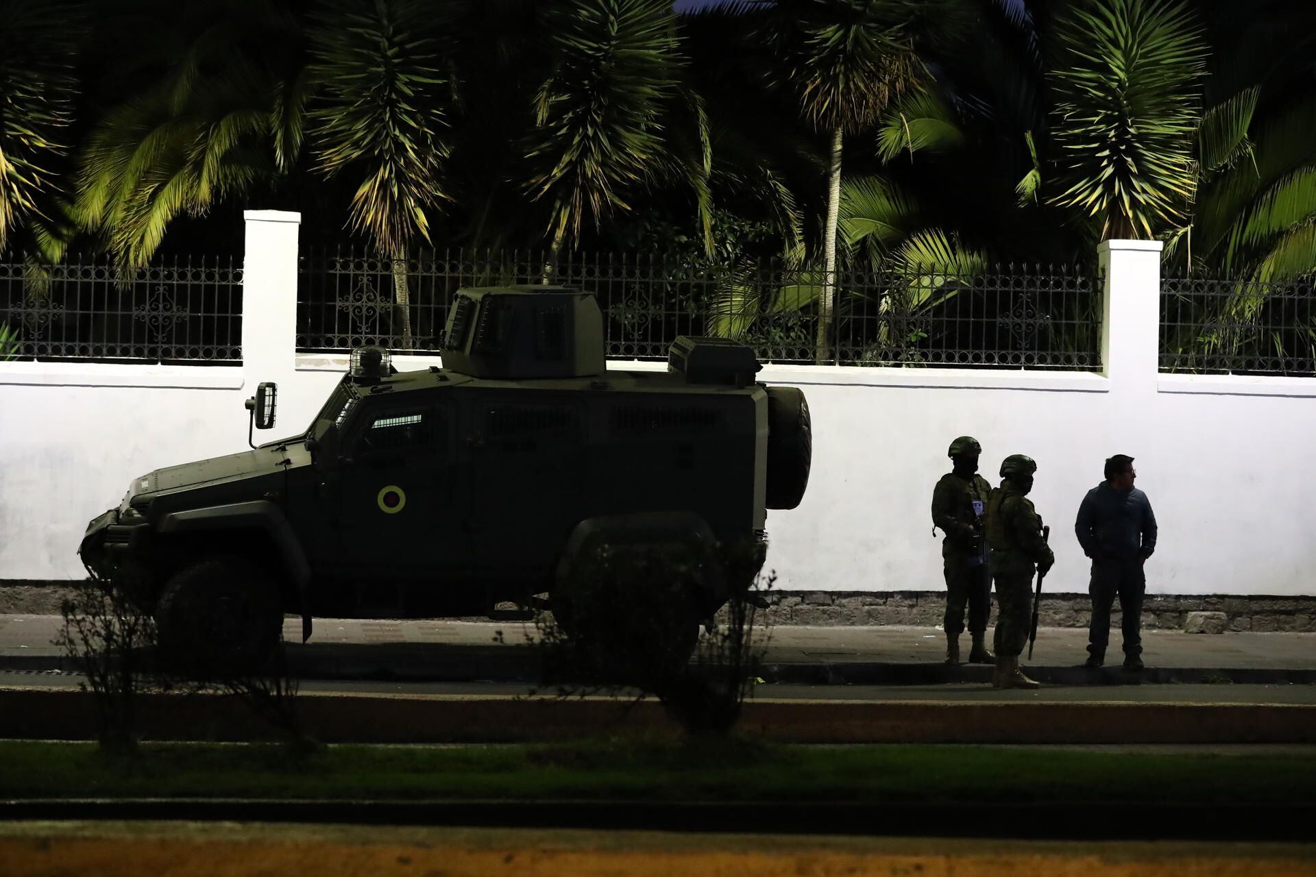 Integrantes de un cuerpo élite de la Policía ecuatoriana irrumpen en la Embajada de México para detener al exvicepresidente Jorge Glas. EFE/ José Jácome