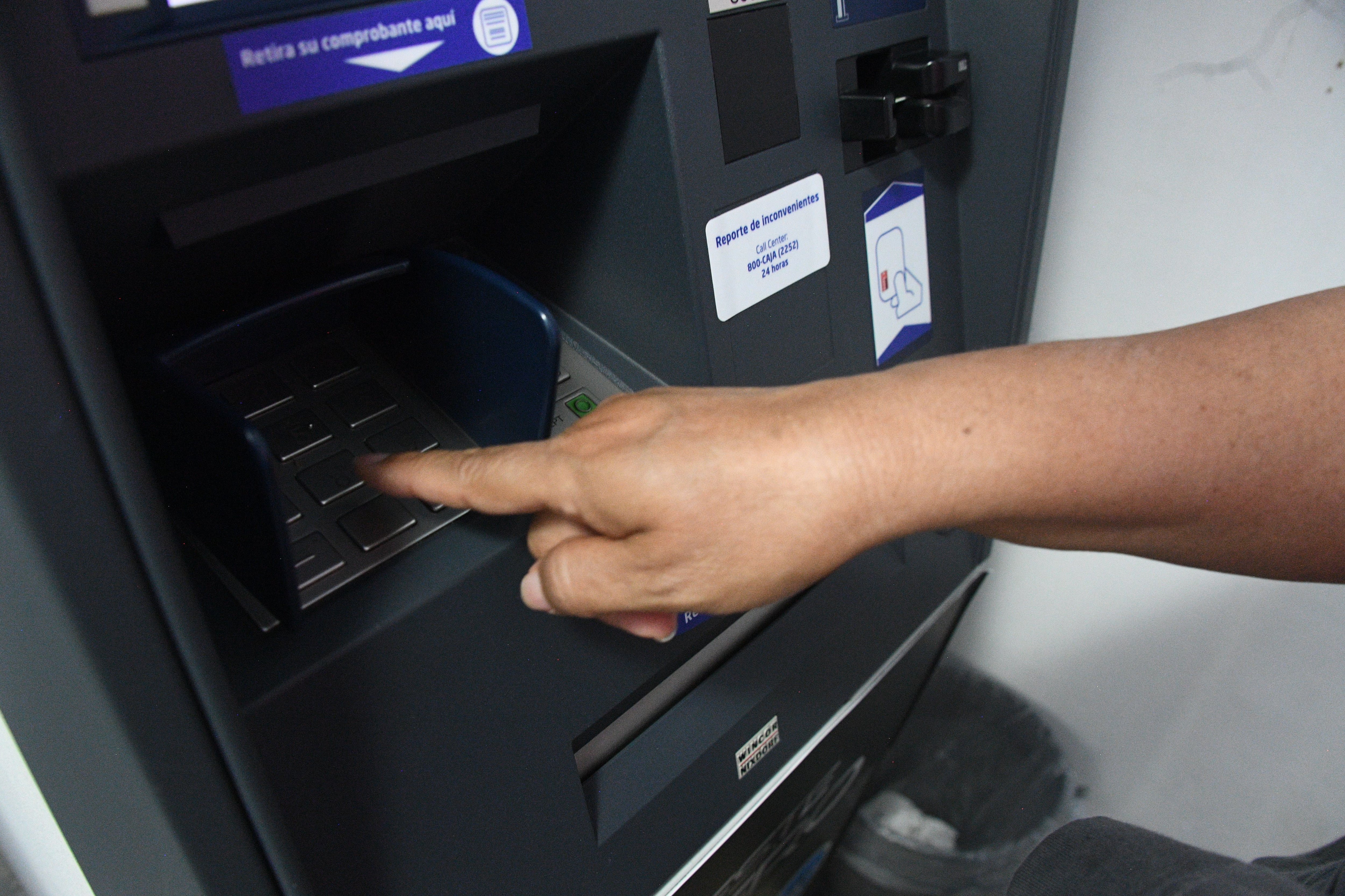 Se incrementa el uso de los cajeros automáticos en provincias centrales. Elysée Fernández