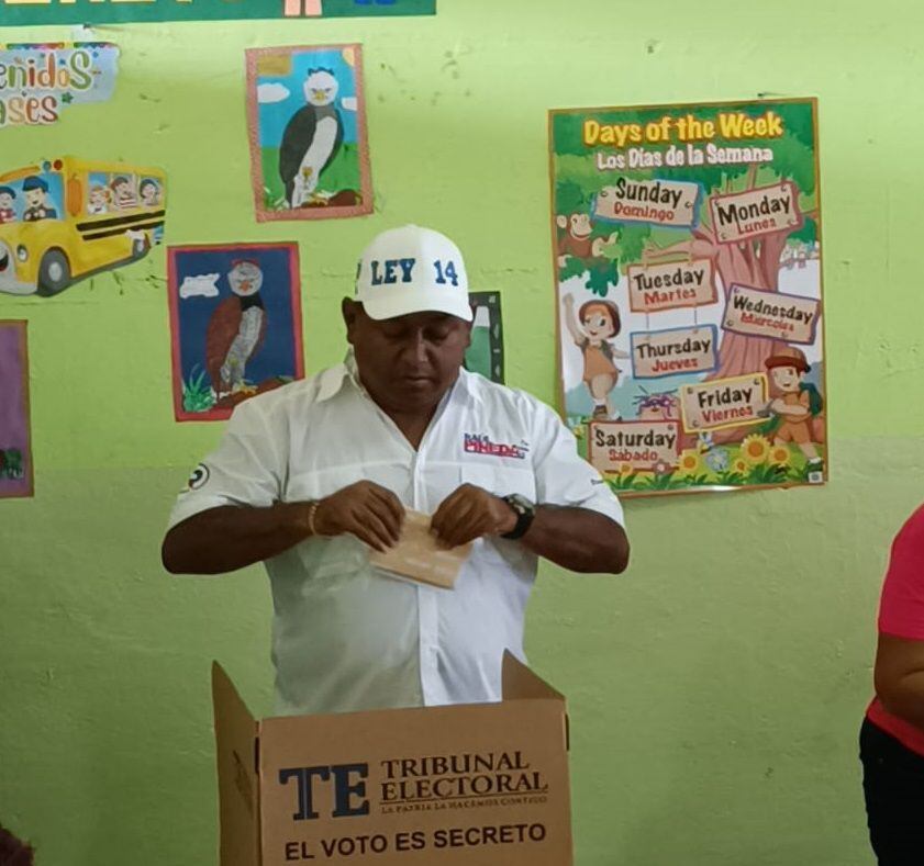 El diputado Raúl Pineda ejerció su voto en la escuela Carlos A. Mendoza, en el corregimiento Amelia Denis de Icaza, distrito de San Miguelito.
