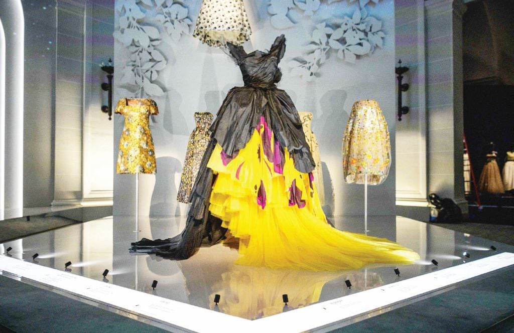 La exposición de Christian Dior que recorre la historia de la legendaria casa de moda francesa, con un toque estadounidense. AFP