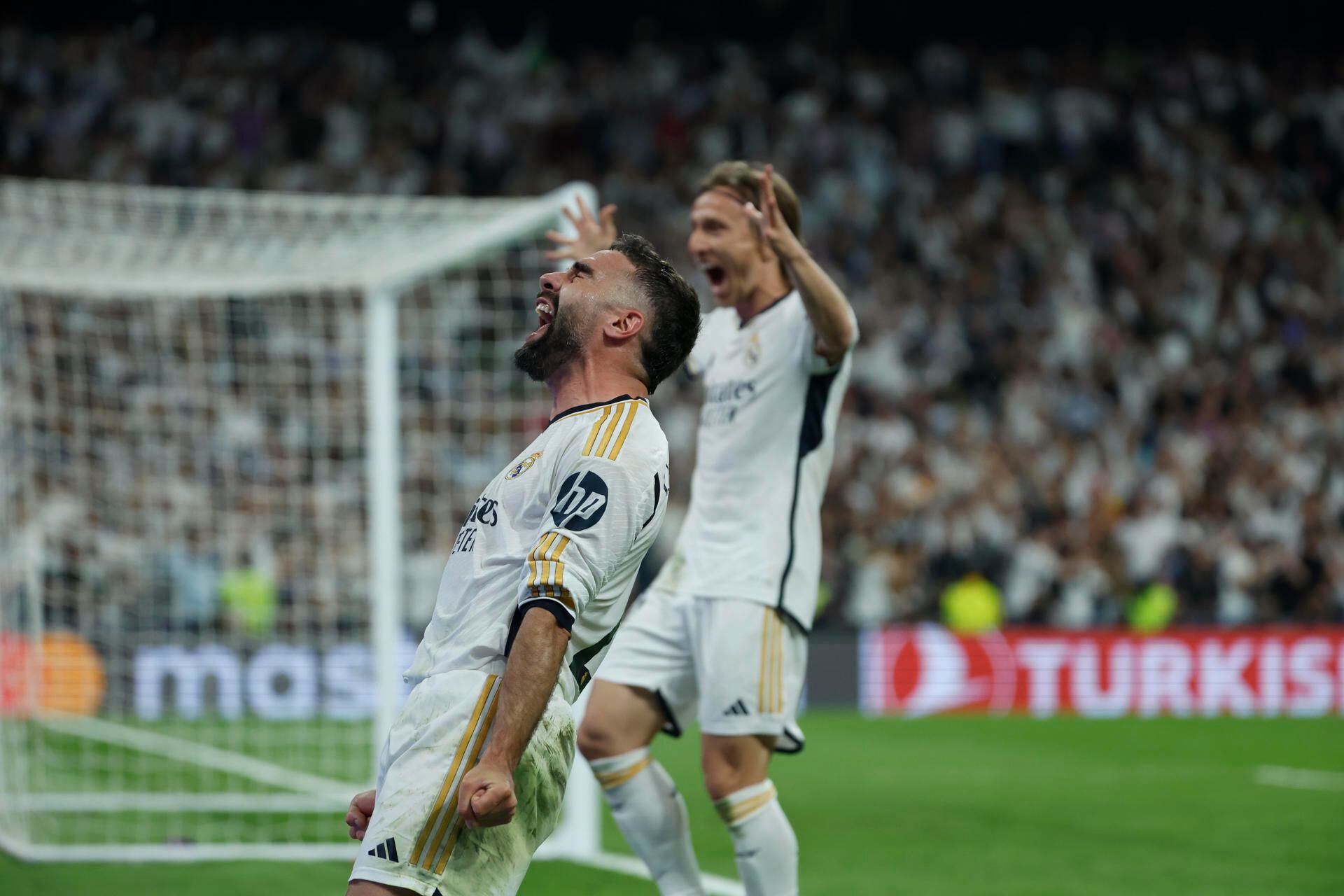El defensa del Real Madrid, Dani Carvajal, celebra el segundo gol del equipo madridista durante el encuentro correspondiente a la vuelta de las semifinales de la Liga de Campeones.EFE/ Juanjo Martín.
