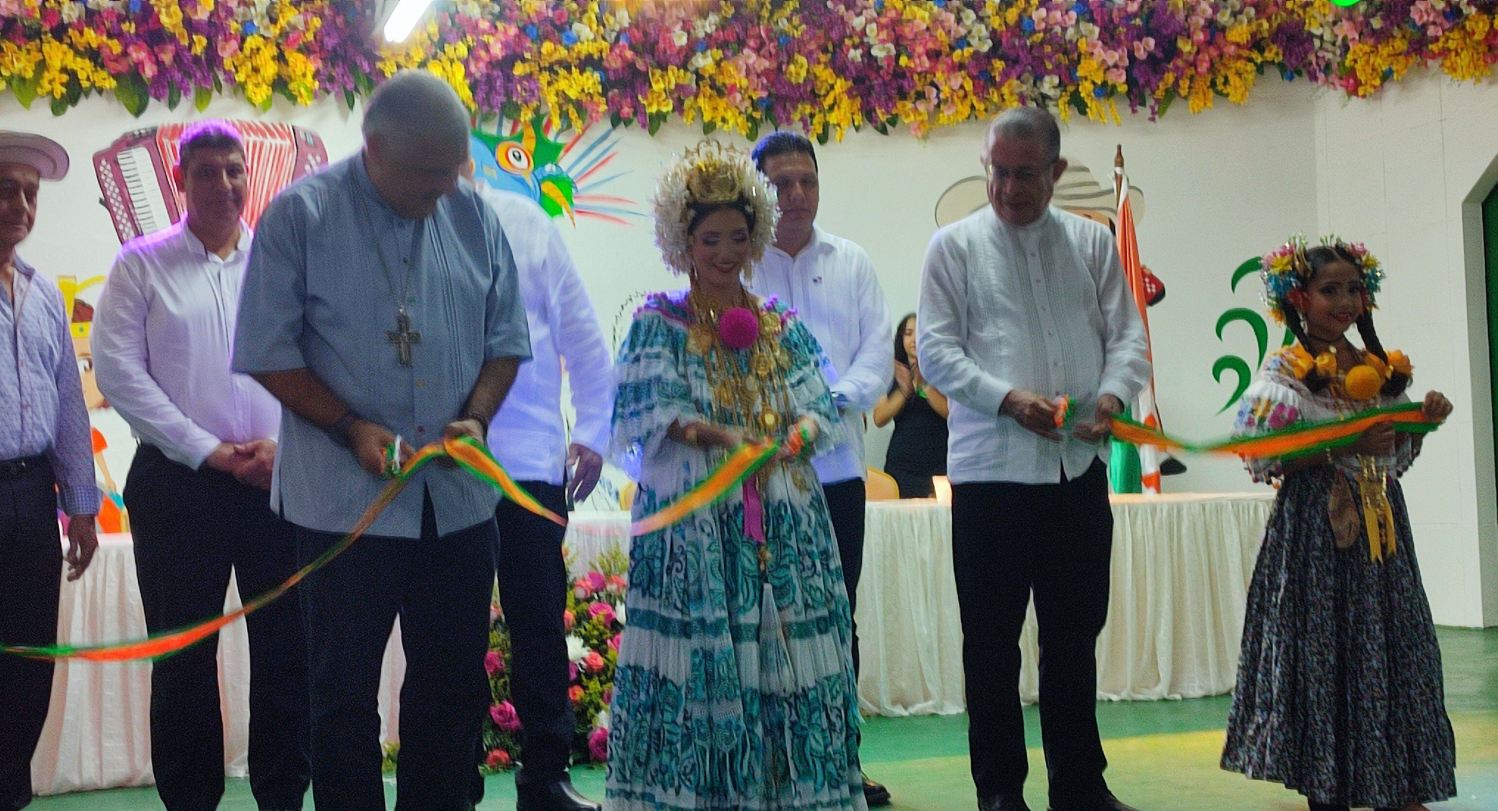 El obispo de la Diócesis de Chitré Monseñor Rafael Valdivieso Miranda, inauguró el evento ferial. Vielka Corro