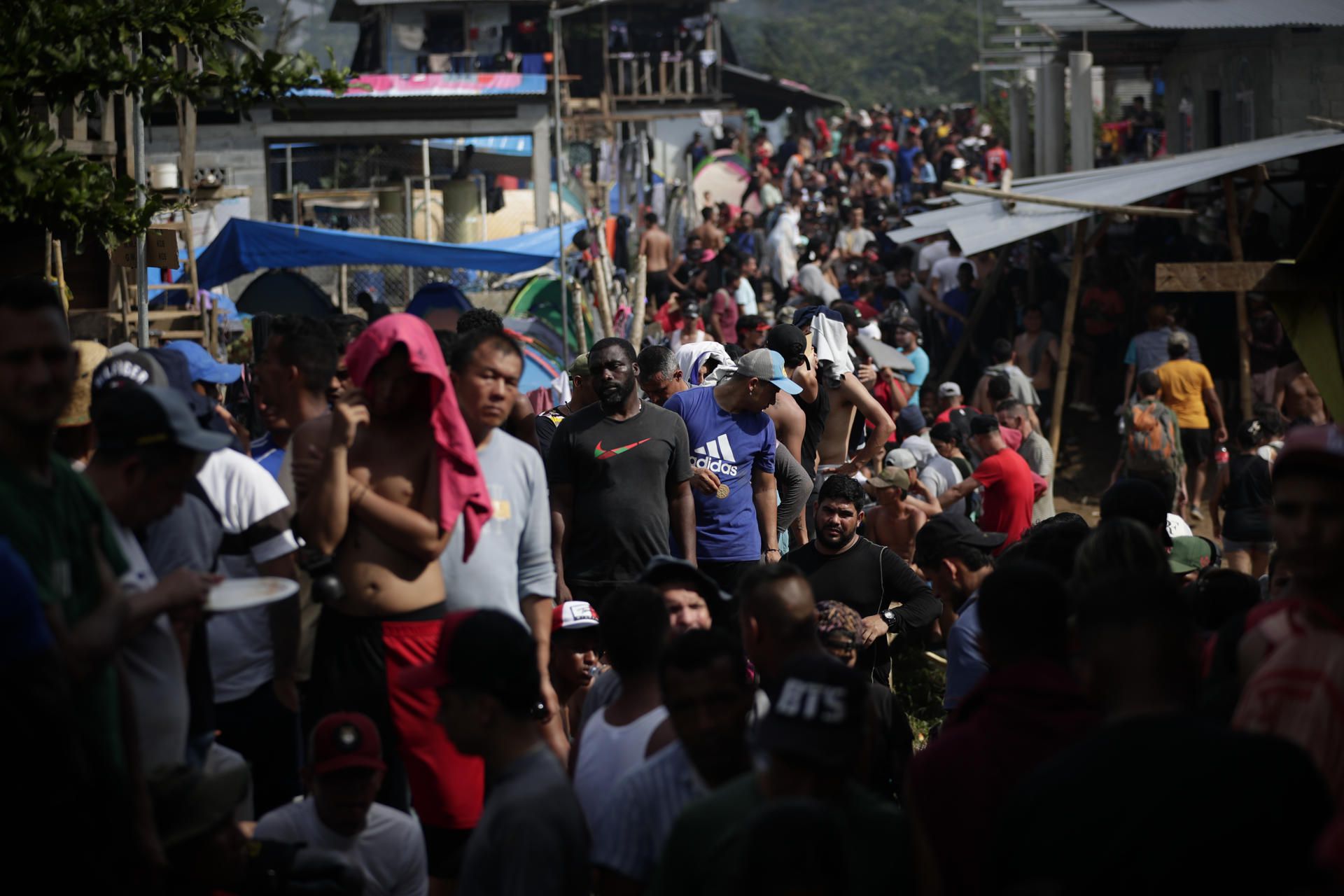 Fotografía de archivo fechada el 13 de septiembre de 2023 de migrantes mientras hacen fila para ser registrados por agentes de migración tras cruzar la selva del Darién. EFE/Bienvenido Velasco