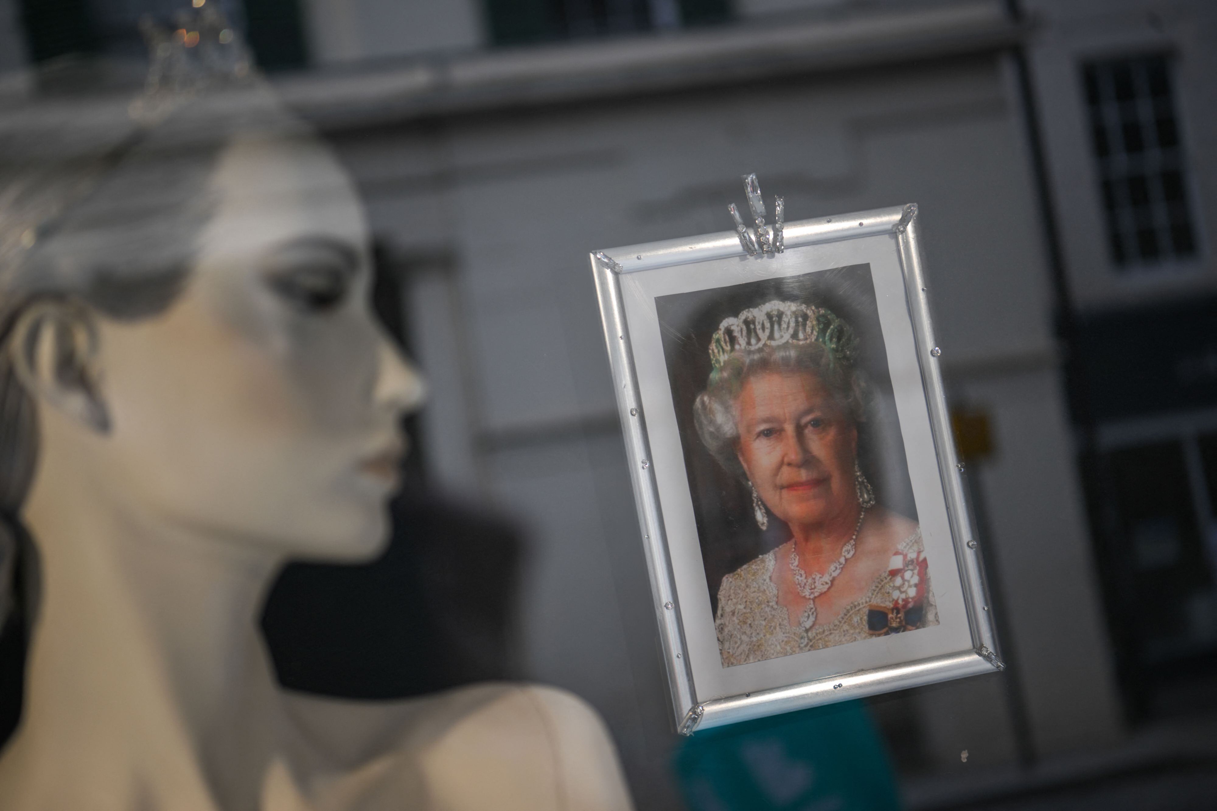Un retrato de la reina Isabel II se muestra en un escaparate en el este de Inglaterra. AFP/Daniel Leal