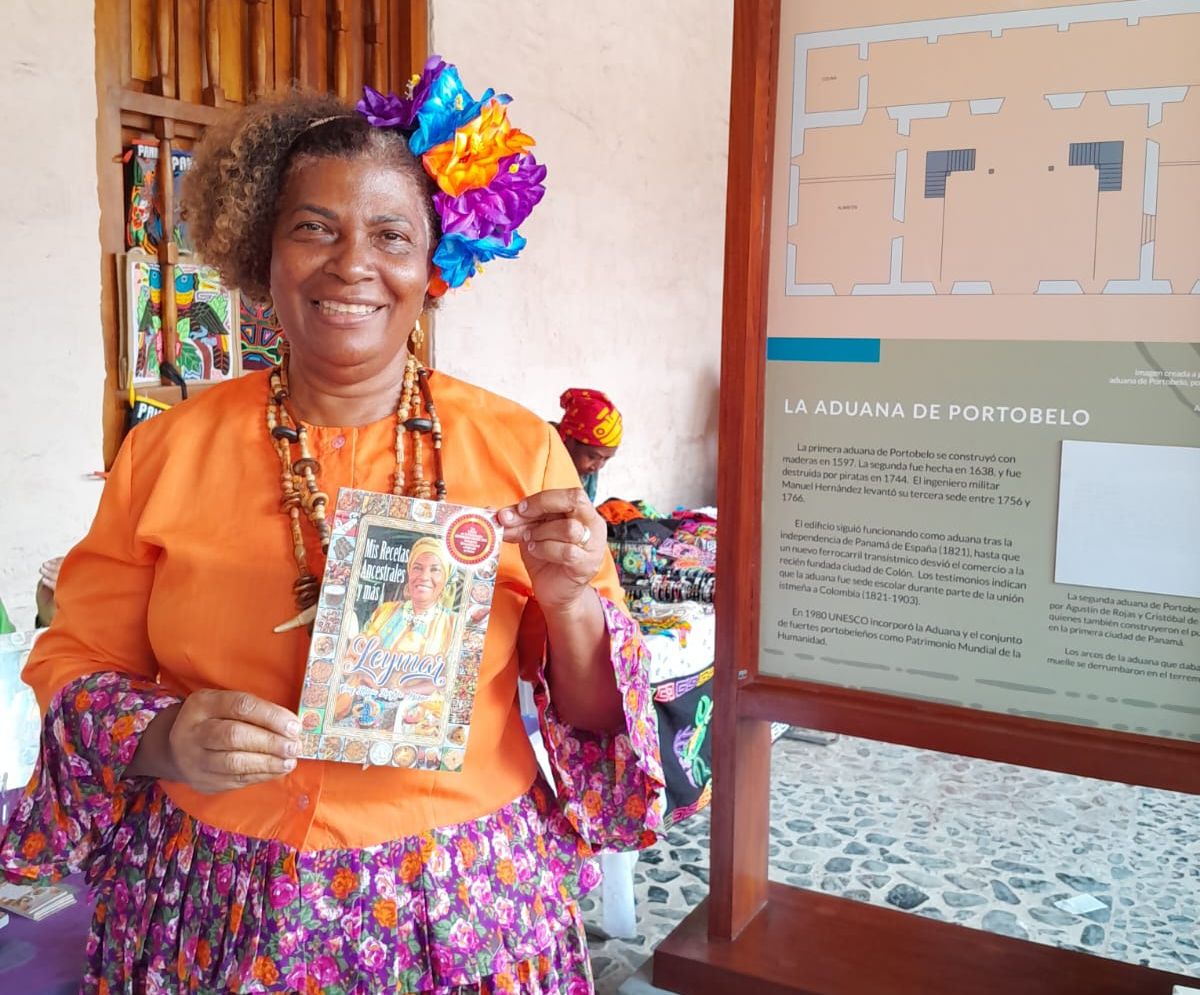 La chef Leticia Levy de Márquez posa con un ejemplar de su libro “Mis Recetas Ancestrales y Más”. LP Getzalette Reyes