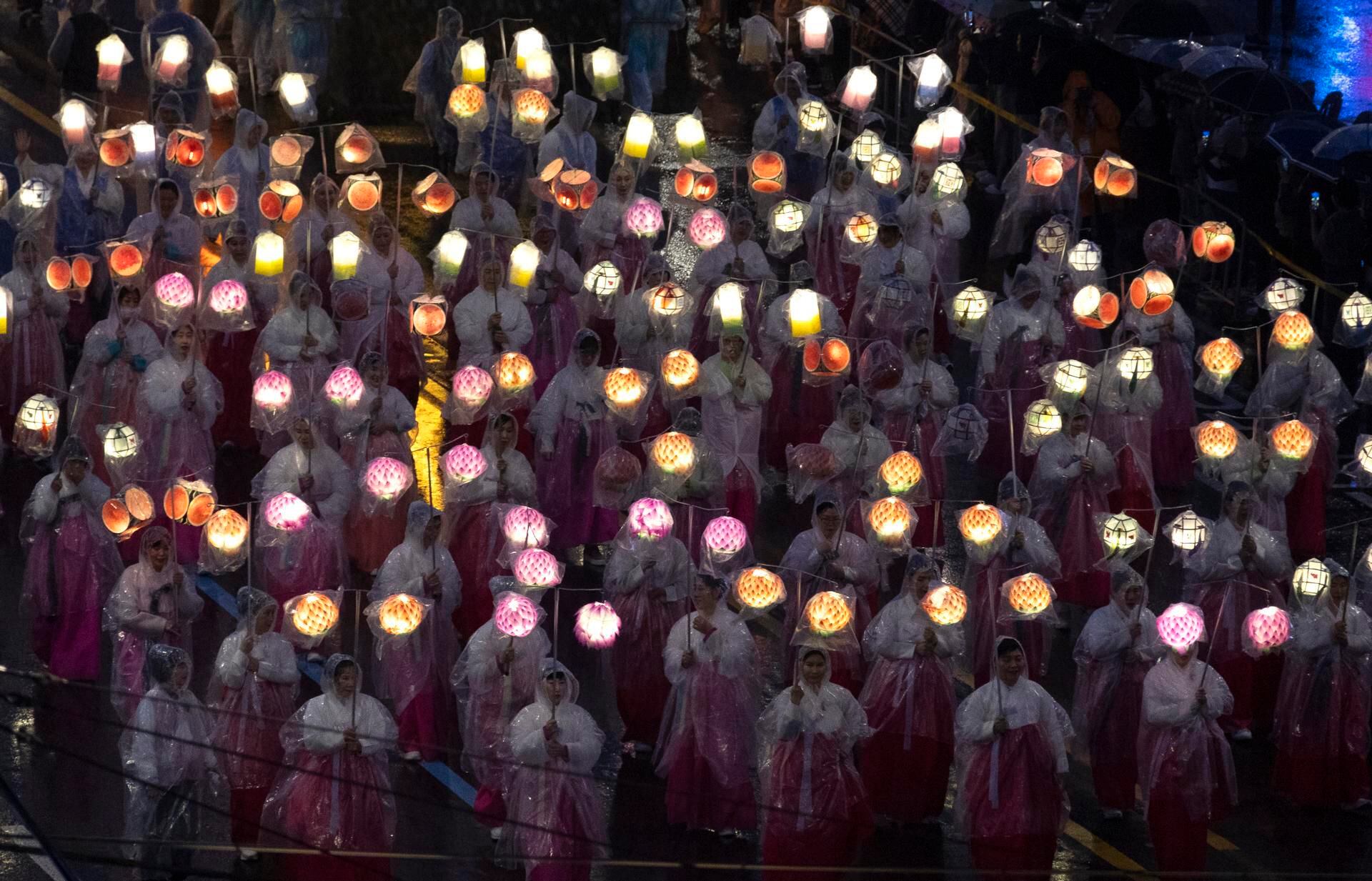 Durante la celebración se exhiben faroles y se presentan danzas y otras actividades culturales en todo Seúl y en las principales ciudades de ese país. EFE/EPA/JEON HEON-KYUN