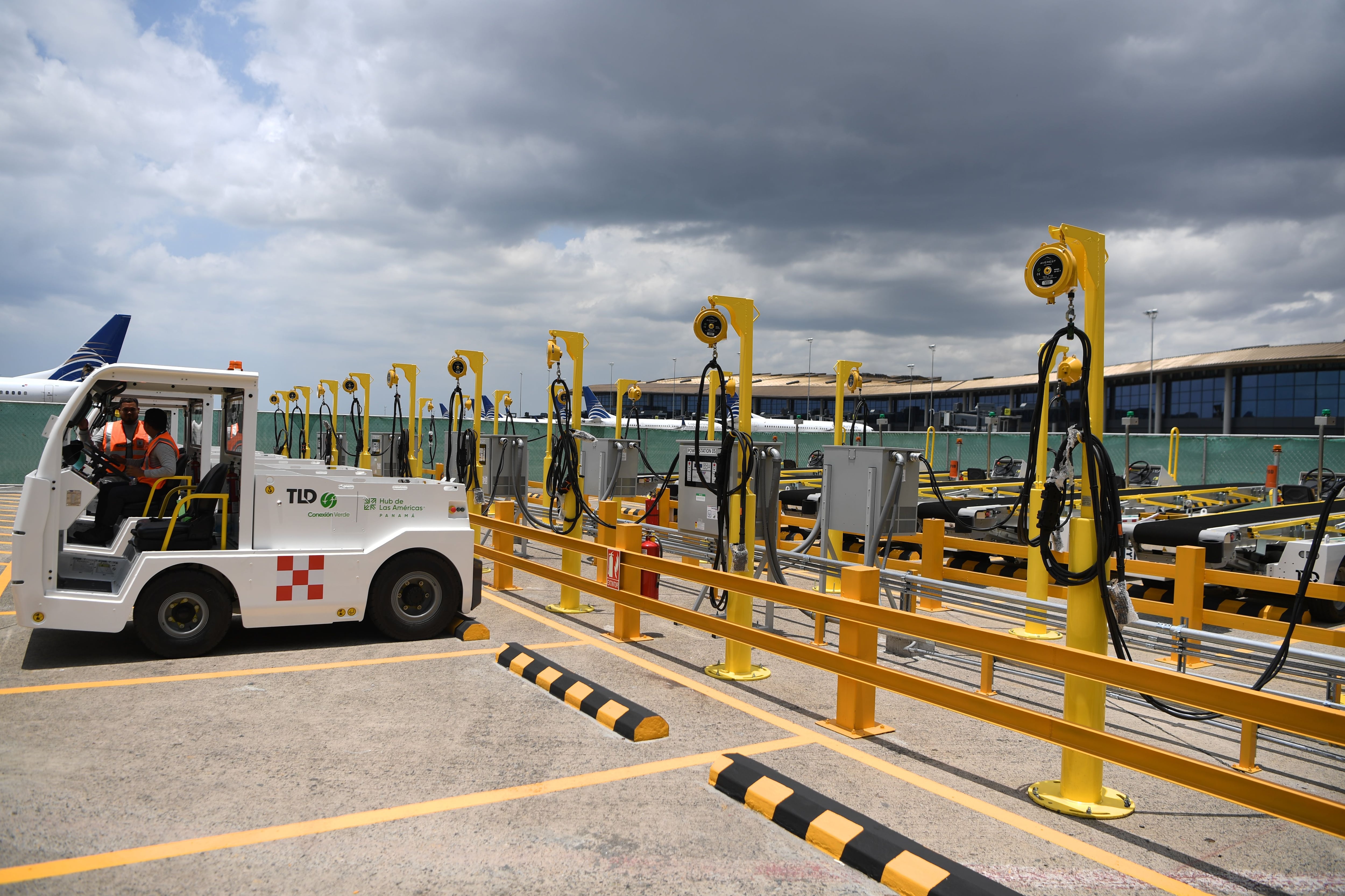 La incorporación de equipos eléctricos para asistir a las operaciones de la aerolínea en rampa del aeropuerto es parte de la estrategia, por ejemplo en Panamá. Agustín Herrera.