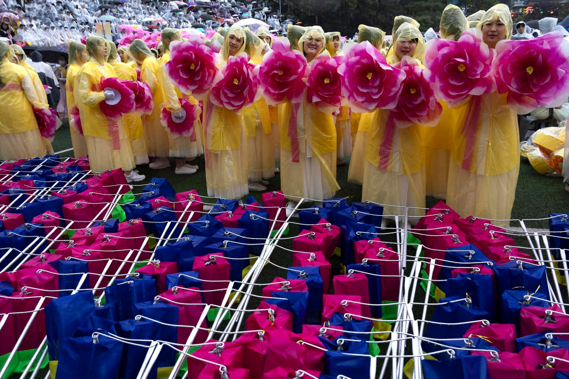 En el desfile de los faroles de Loto se celebra el nacimiento de Buda. (Corea del Sur, Seúl) EFE/EPA/JEON HEON-KYUN