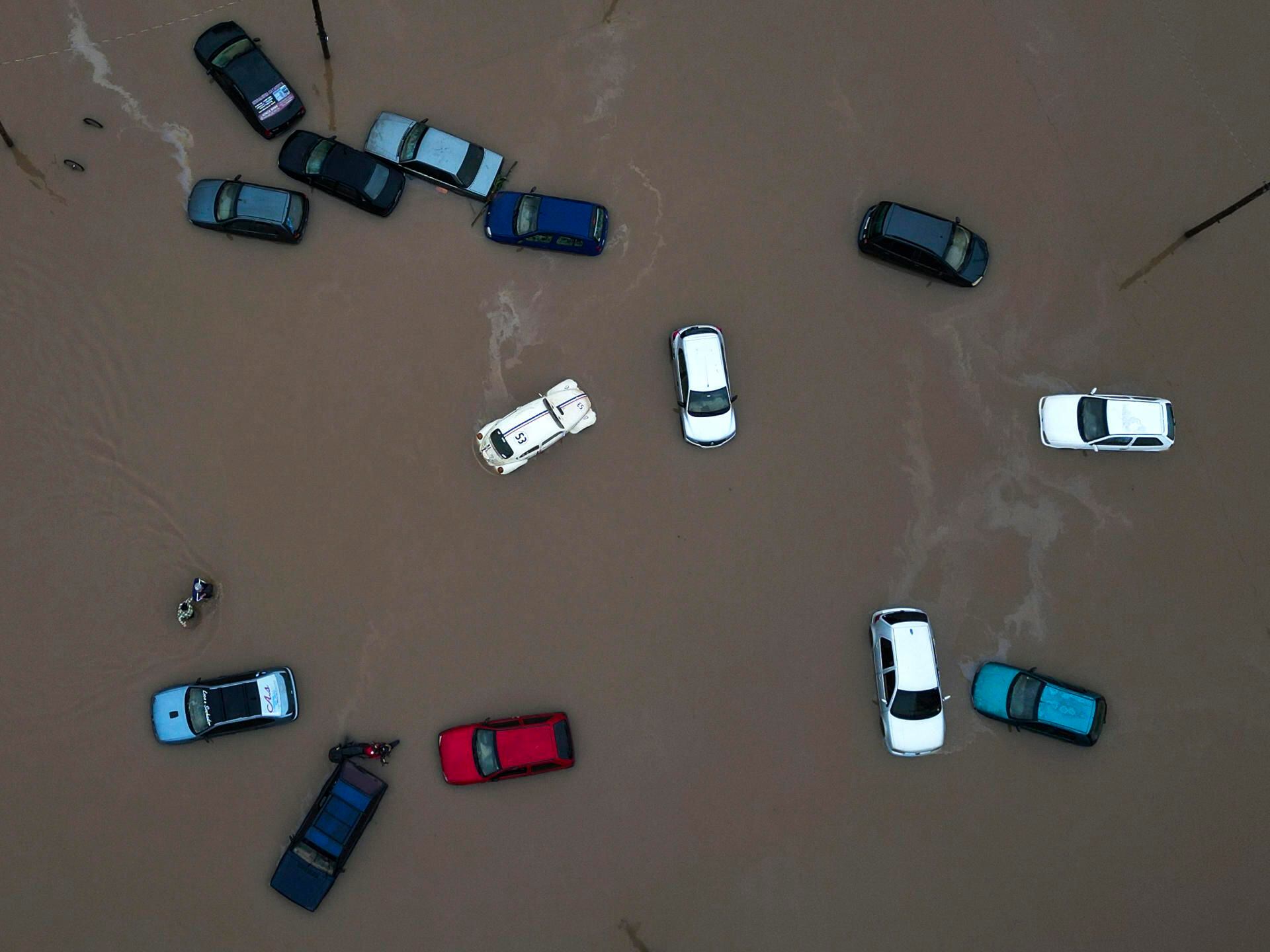 Varios vehículos afectados por las inundaciones en Porto Alegre (Brasil). EFE/ Isaac Fontana