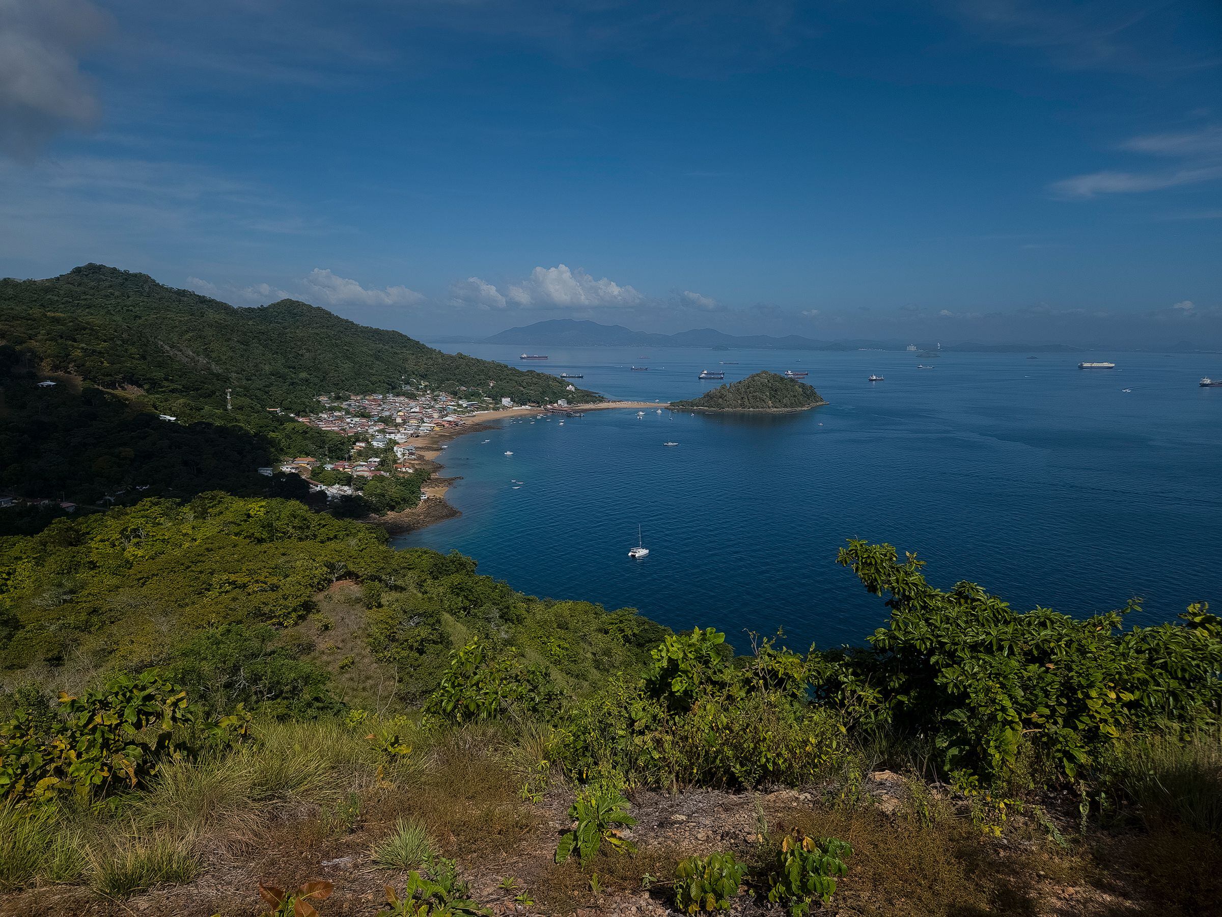 Vista del pueblo de Taboga desde el Cerro La Cruz, Isla Taboga, Panamá. 13 de enero de 2024. Foto: Alexander Arosemena