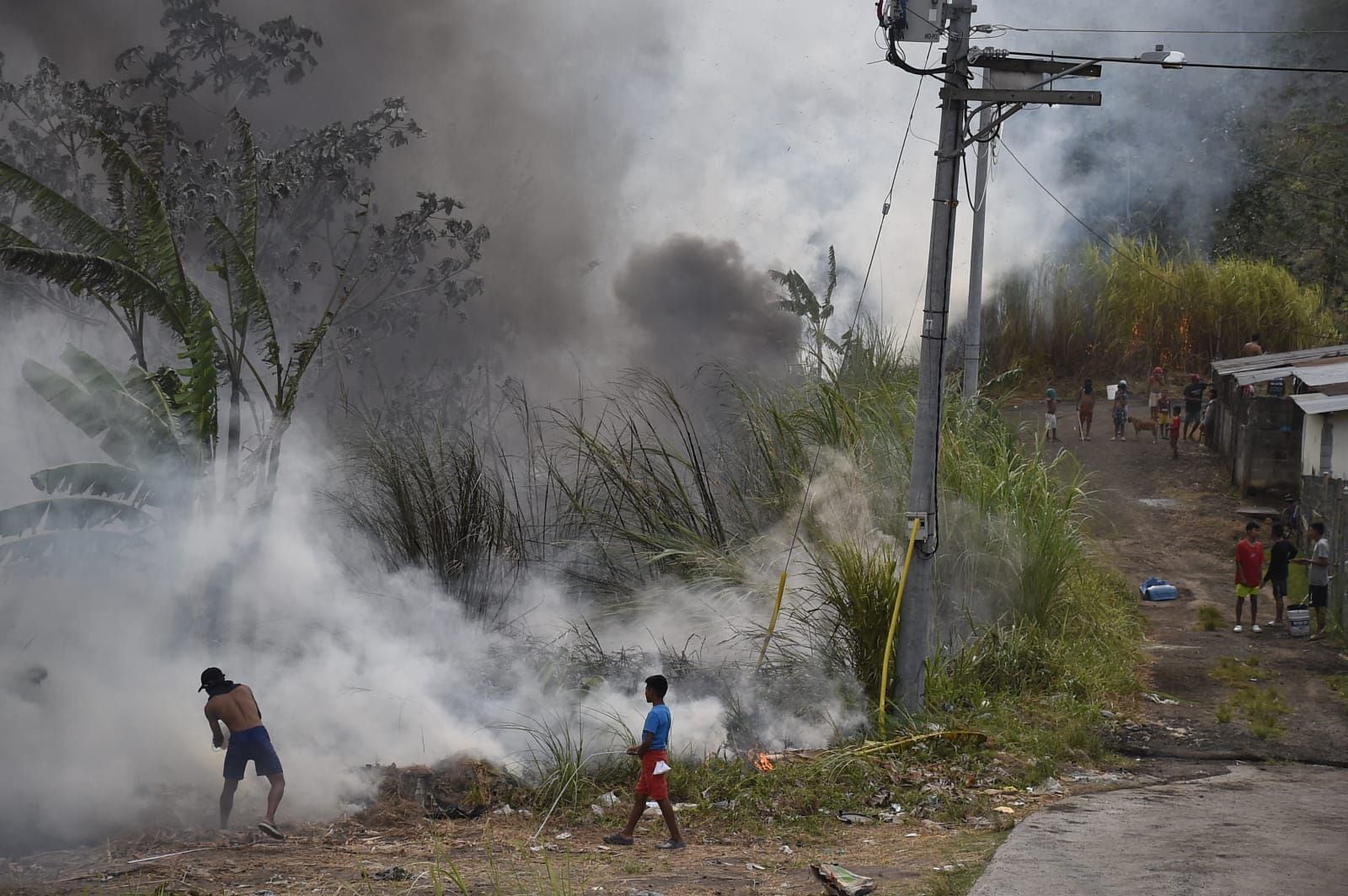 El pasado, martes 19 de marzo, se incendía un herbazal en una de las comunidades ubicadas en los predios del vertedero. Elysée Fernández