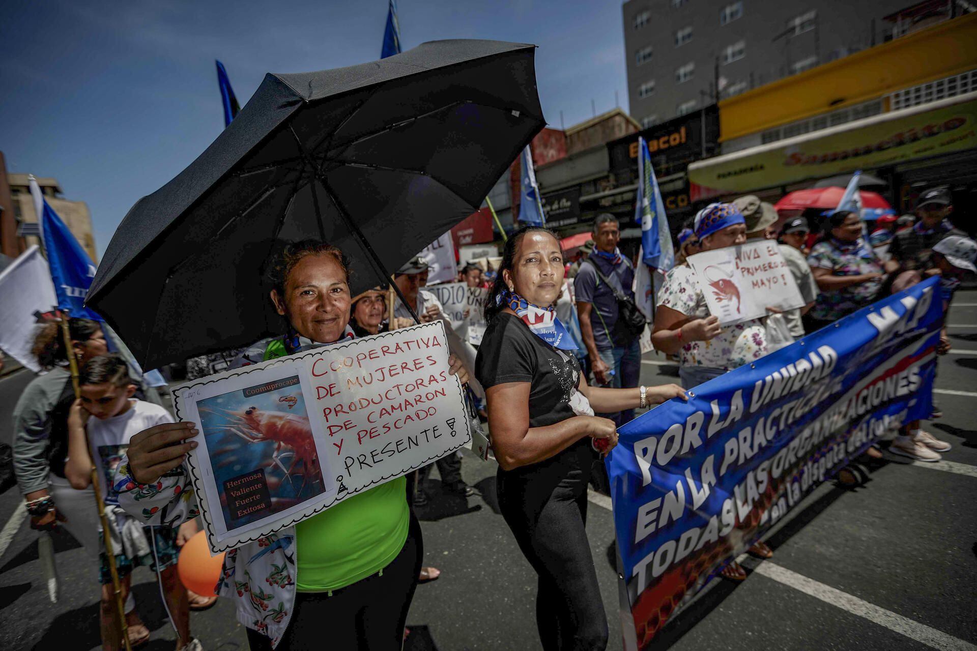 Los trabajadores salieron a las calles en Costa Rica en el Día Internacional del Trabajo para exigir mejores condiciones laborales y para expresar su rechazo a lo que consideran el "modelo neoliberal" del actual Gobierno del presidente Rodrigo Chaves. EFE/ Jeffrey Arguedas