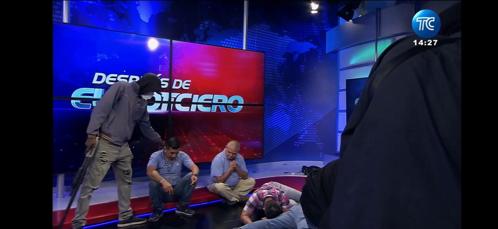 Encapuchados armados ingresaron en el canal de televisión TC, en la ciudad de Guayaquil en el suroeste de Ecuador y sometieron su personal durante una transmisión en vivo. EFE