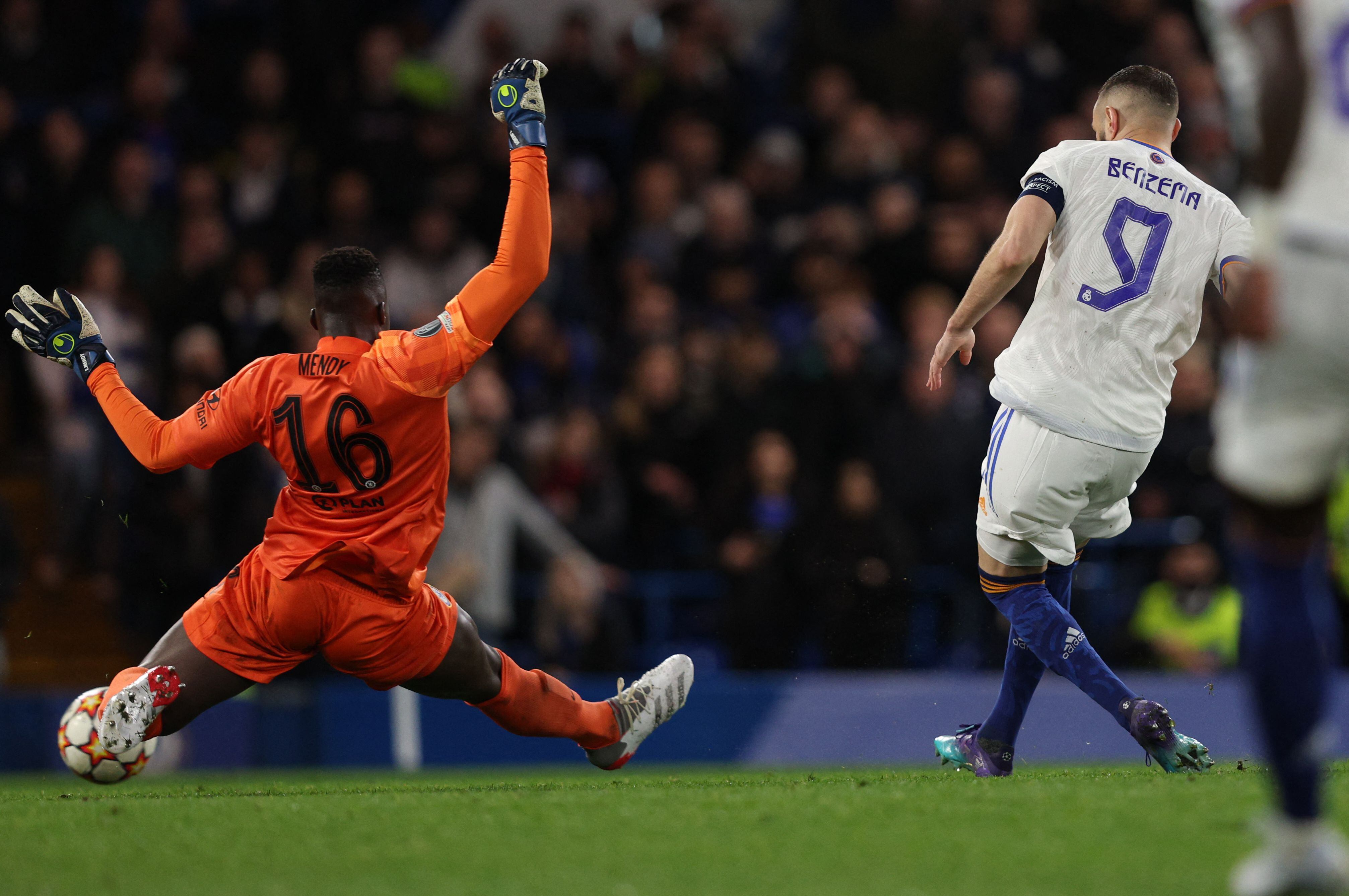 El delantero francés del Real Madrid, Karim Benzema, anota su tercer gol ante el Chelsea. AFP
