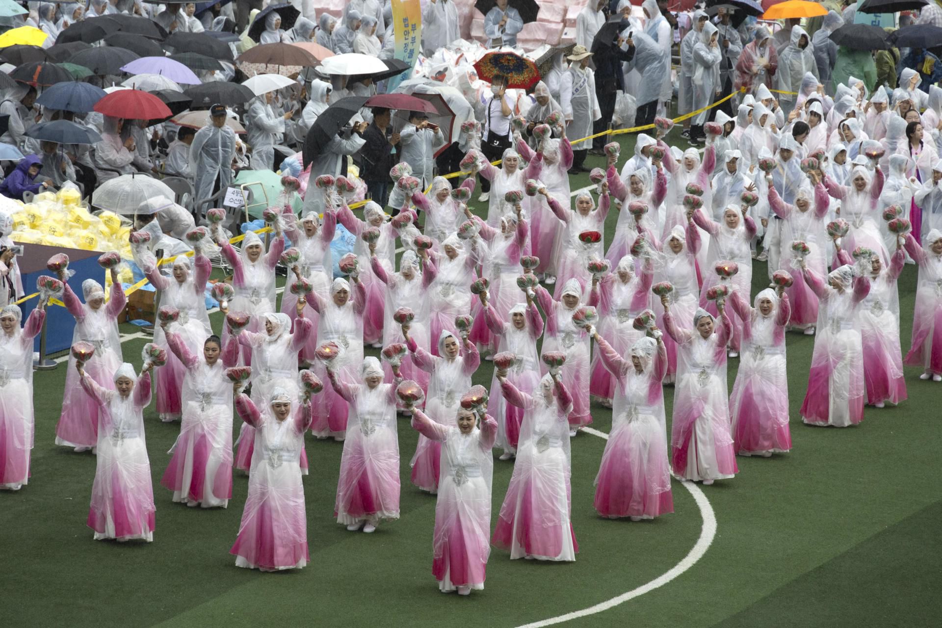 El festival de los faroles de Loto se celebra en todo Corea del Sur con desfiles y presentaciones especiales. EFE/EPA/JEON HEON-KYUN