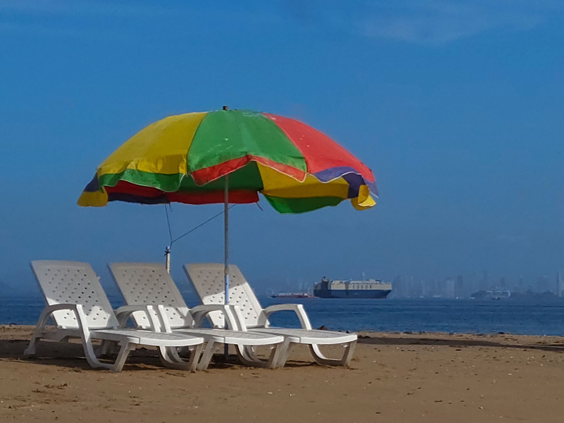 Sillas y playa y sombrillas en playa La Restinga en Isla Taboga, Panamá. 13 de enero de 2024. Foto: Alexander Arosemena
