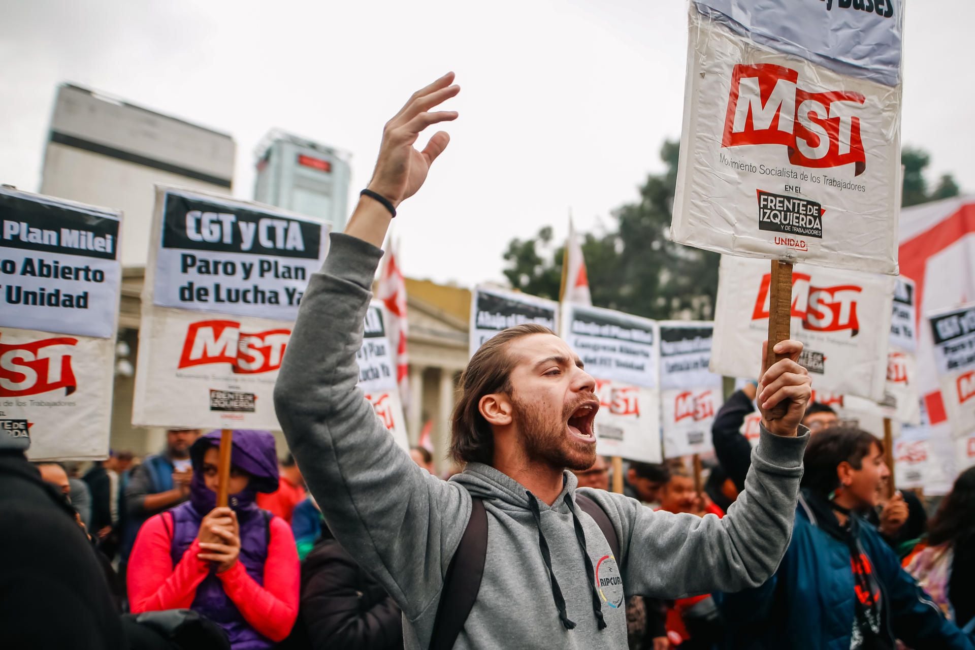 Un integrante del Movimiento Socialista de los Trabajadores (MST) grita consignas en una marcha con motivo del Día Internacional de los Trabajadores este miércoles, en Buenos Aires (Argentina).  EFE/ Juan Ignacio Roncoroni