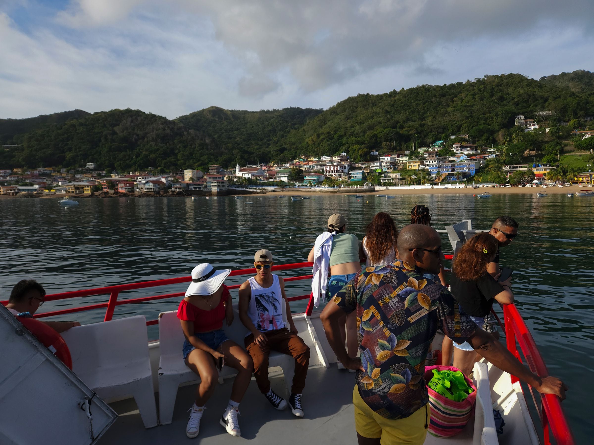 Pasajeros a bordo del Calypso King frente a la Isla Taboga, Panamá. 13 de enero de 2024. Foto: Alexander Arosemena