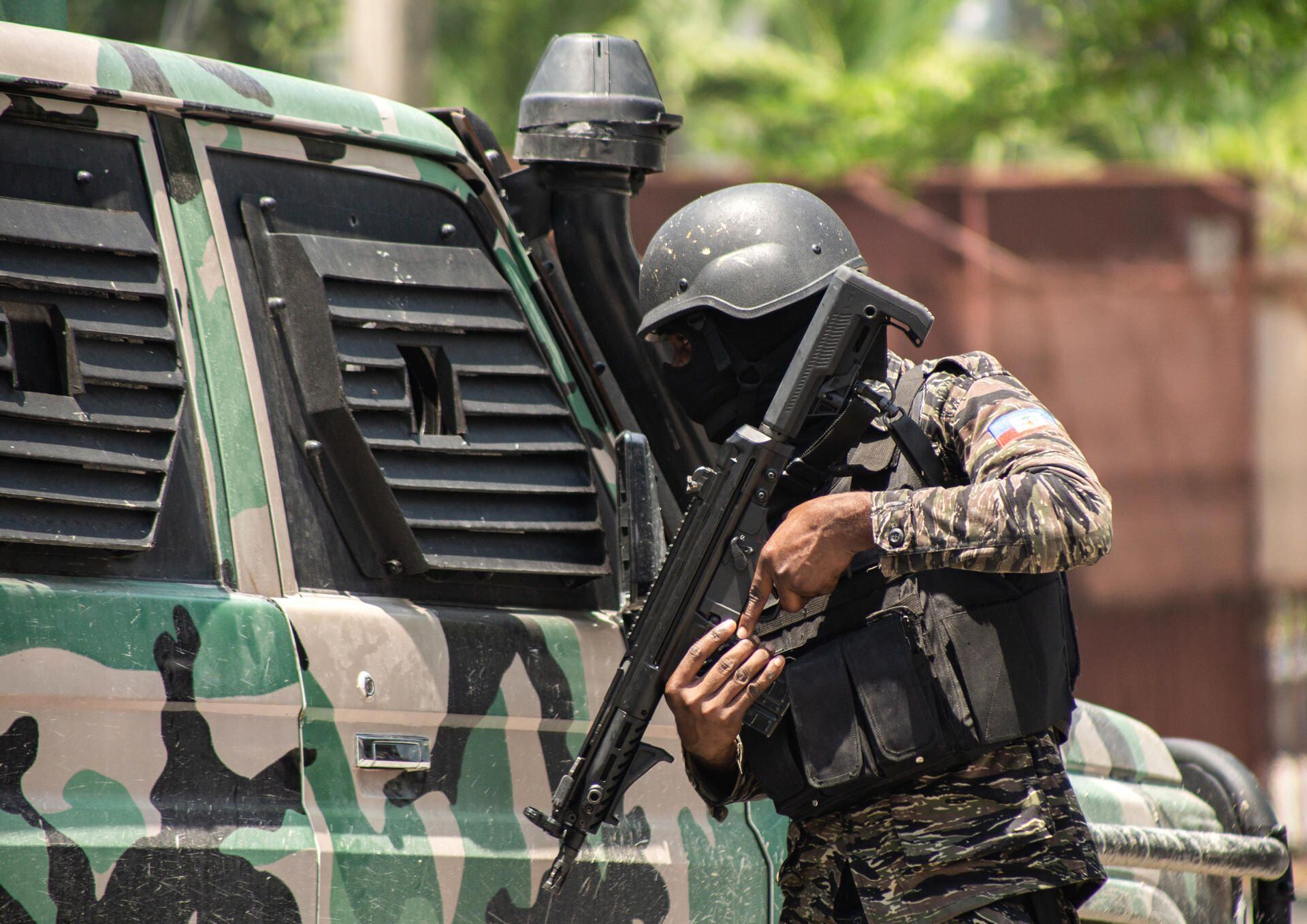 Agentes de la Policía Nacional Haitiana siguen combatiendo a los grupos criminales.  EFE/Mentor David Lorens