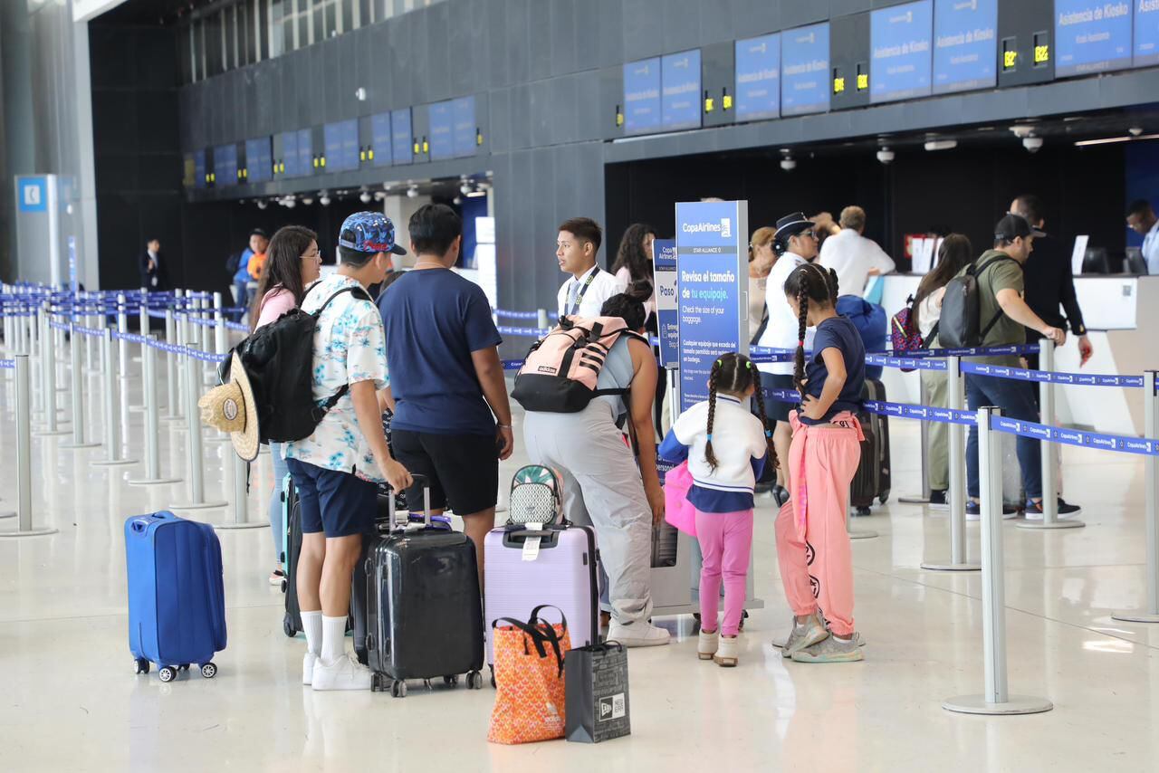 Se recomienda llegar al menos con 3 horas de anticipación al vuelo a la terminal aérea y verificar los requisitos para viajar con menores de edad.