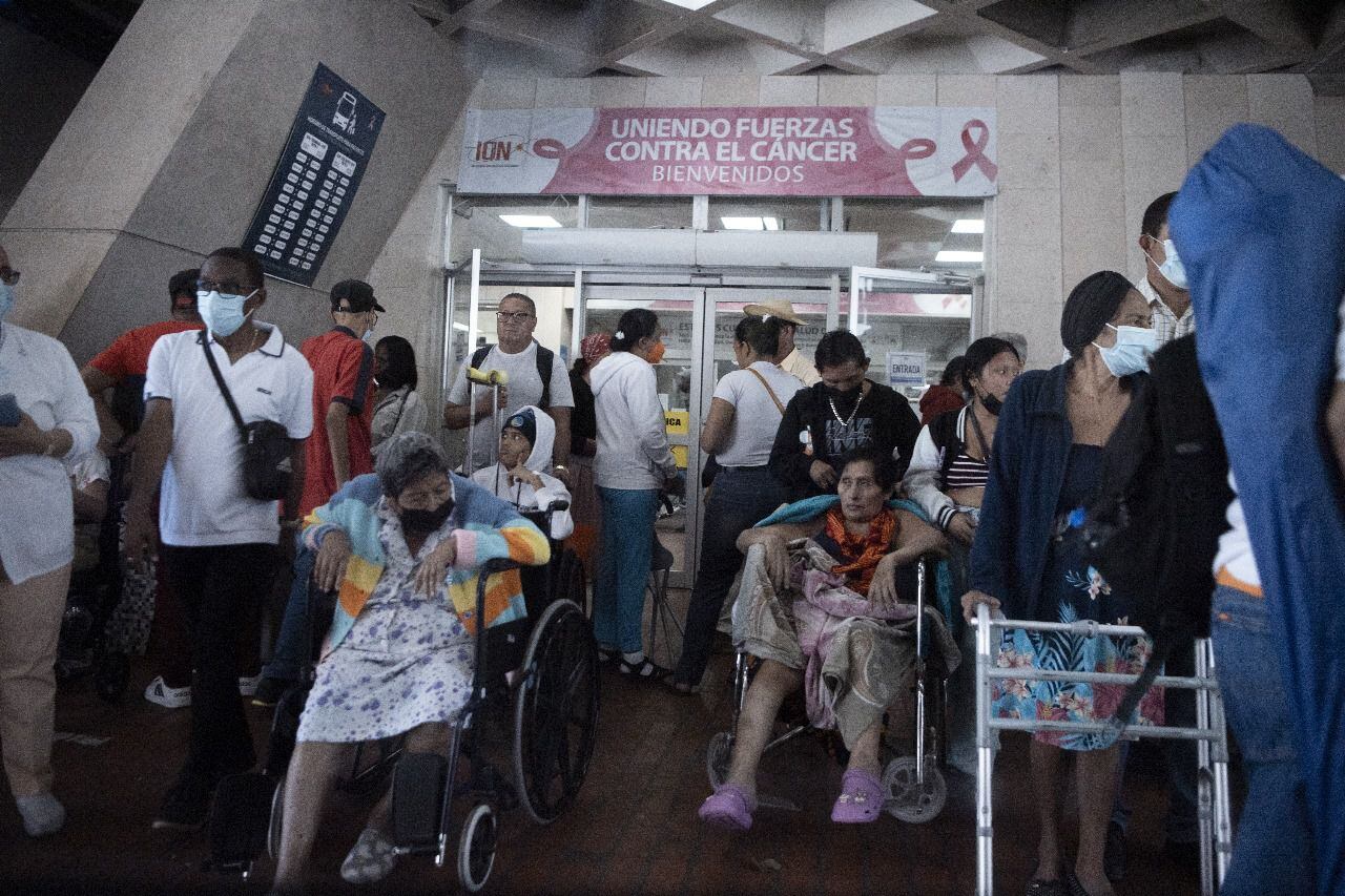El hacinamiento de pacientes en el ION  se observa  desde su entrada. Agustín Herrera