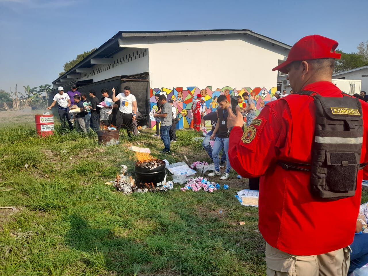 Unidades del Cuerpo de Bomberos vigilan el proceso de quema de las boletas en la escuela Pedro J. Ameglio. LA PRENSA/Juan Manuel Díaz