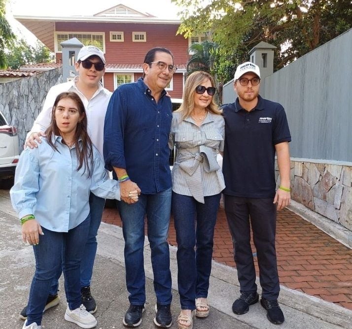 Vivian Fernández de Torrijos y su esposo Martín Torrijos con sus tres hijos antes de salir a votar. Foto tomada de su cuenta de Instagram. 