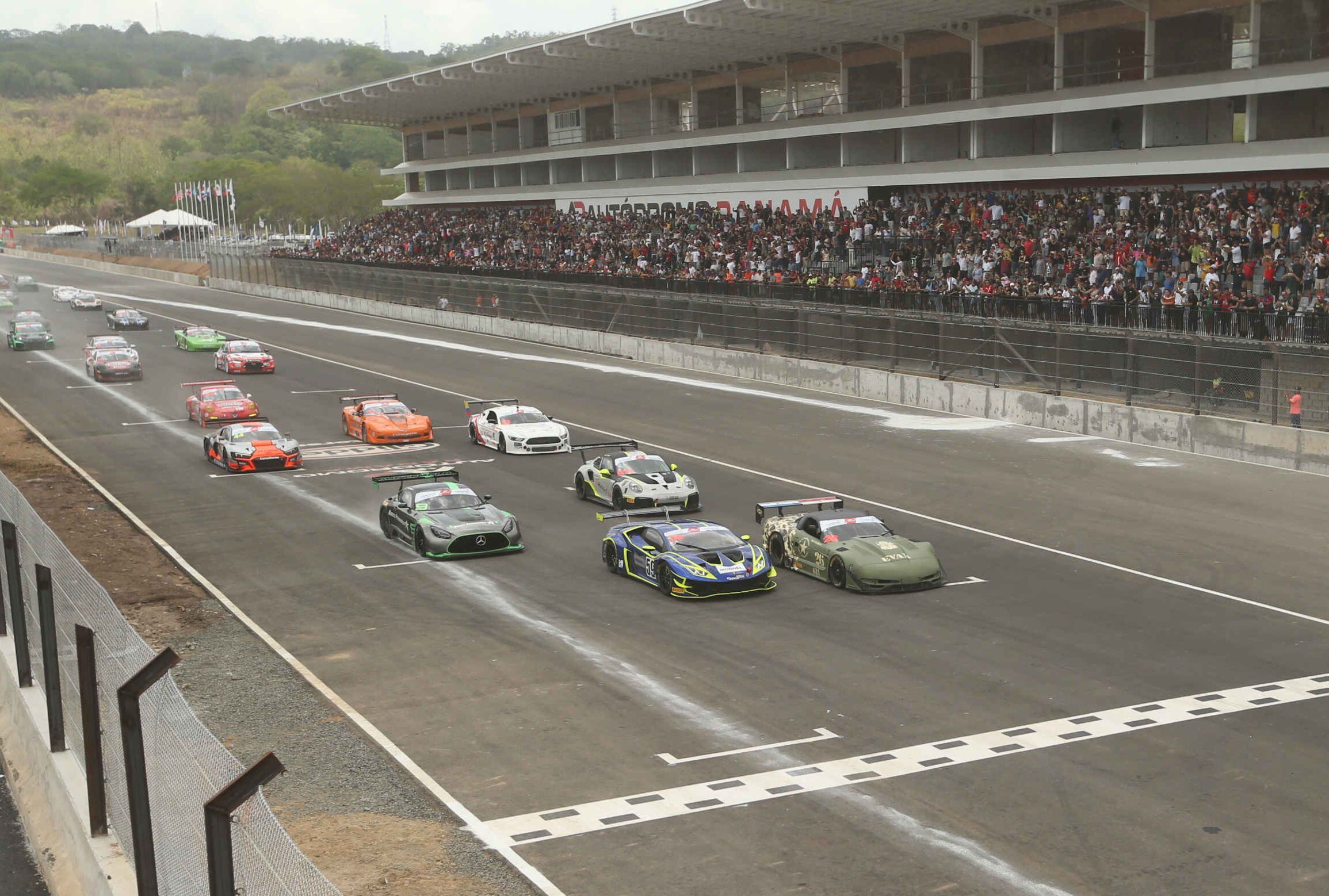 Salida de los autos en el Gran Premio Panamá del GT Challenge de las Américas. Richard Bonilla