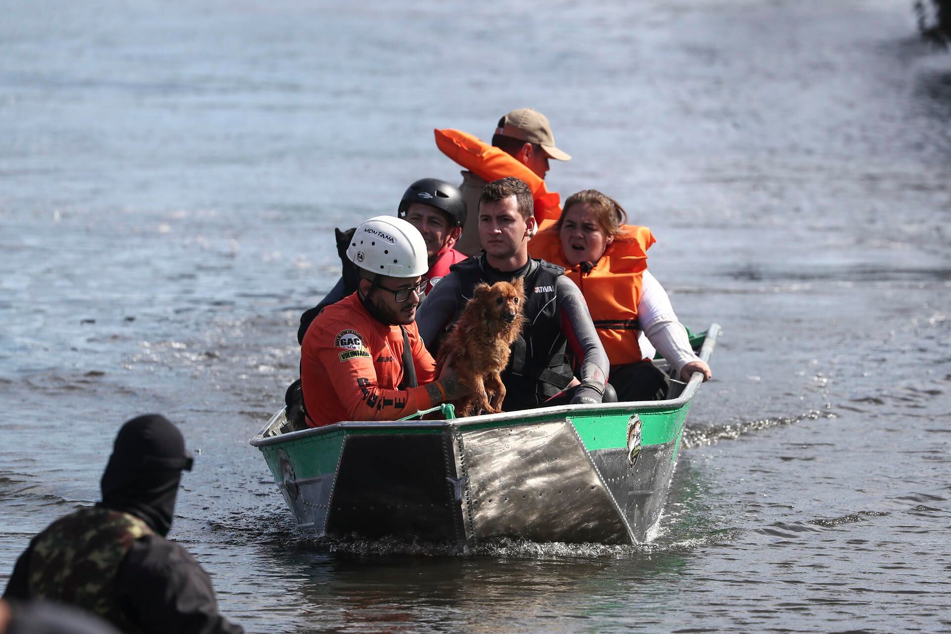 Voluntarios rescatan a un perro en una inundación en el río Gravataí, este martes en el barrio de Matias Velho, en Canoas, norte de Porto Alegre (Brasil). EFE