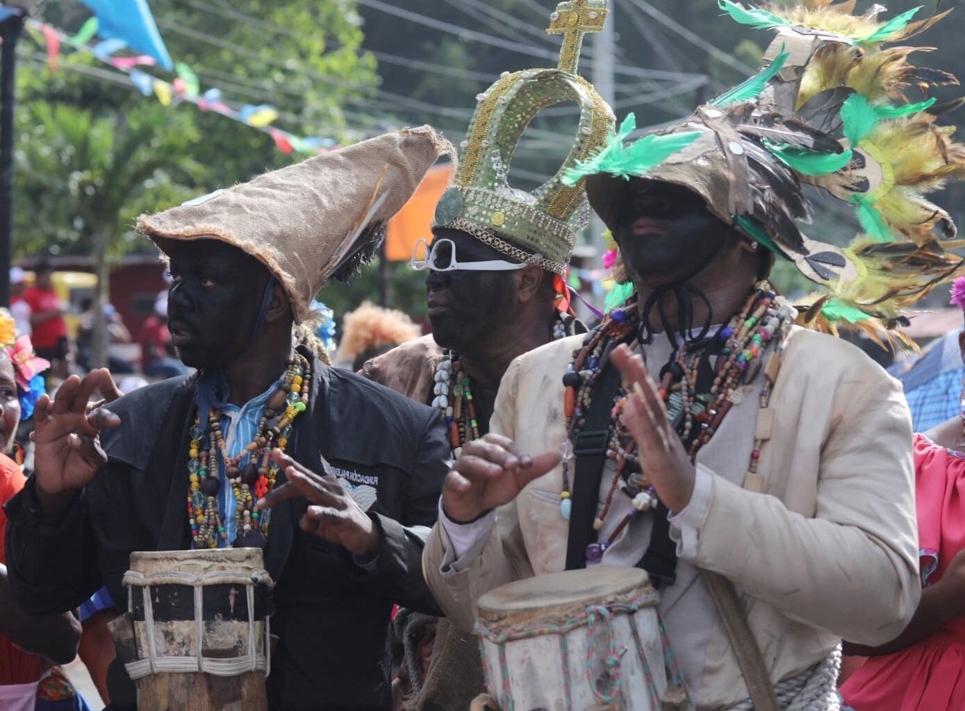 Afrodescendientes participan en una de las actividades de la sexta edición del Festival de la Pollera Congo, en Portobelo (Colón). Cortesía/Lois Iglesias