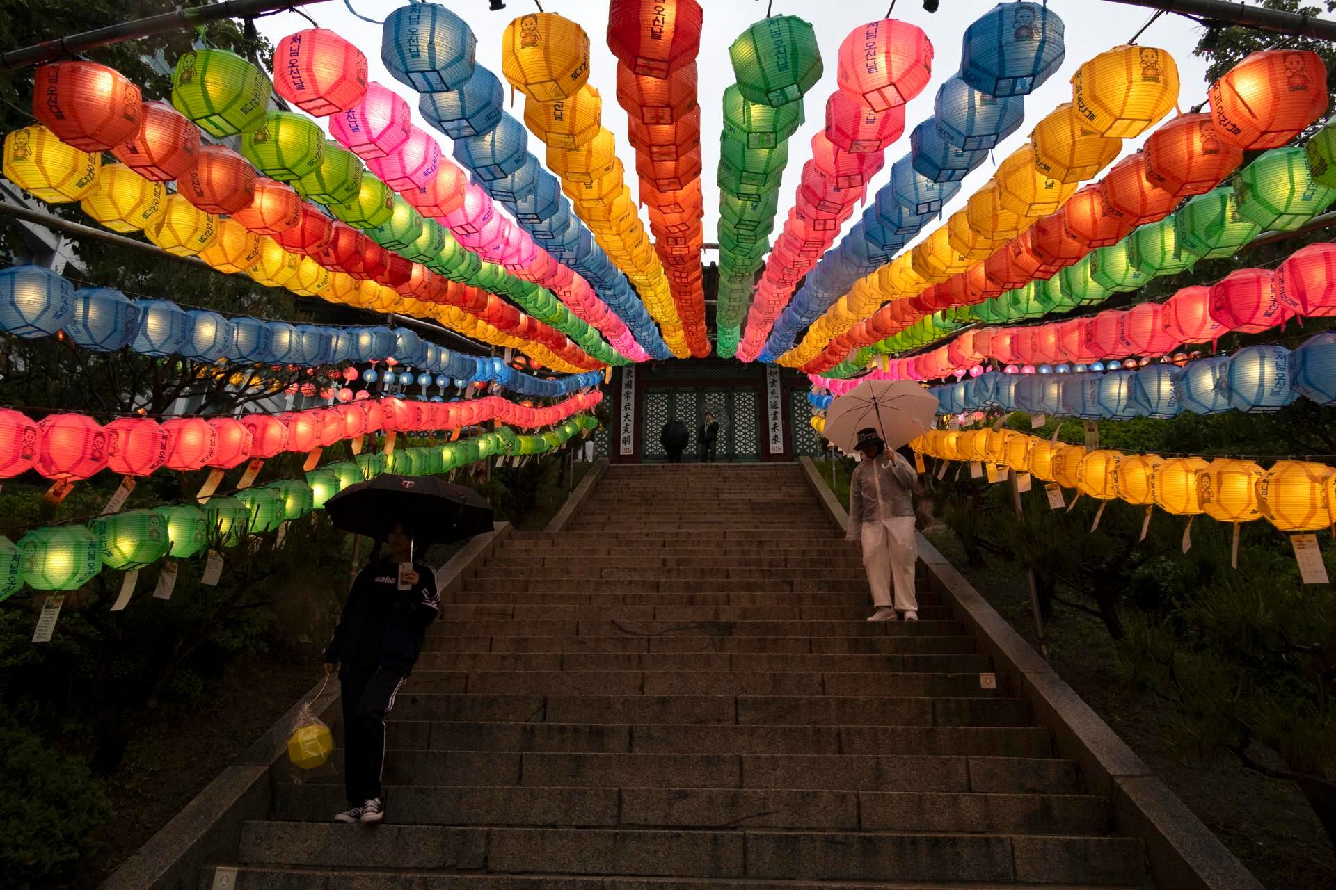 El desfile de los faroles de loto este año se celebra  el 11 de mayo desde las 7:00 p.m. saliendo desde la Puerta Heunginjimun (Dongdaemun), pasando por las estaciones de metro de Dongdaemun, Jongno 5(o)-ga, Jongno 3(sam)-ga y Jonggak, terminando en el templo Jogyesa. (Corea del Sur, Seúl) EFE/EPA/JEON HEON-KYUN
