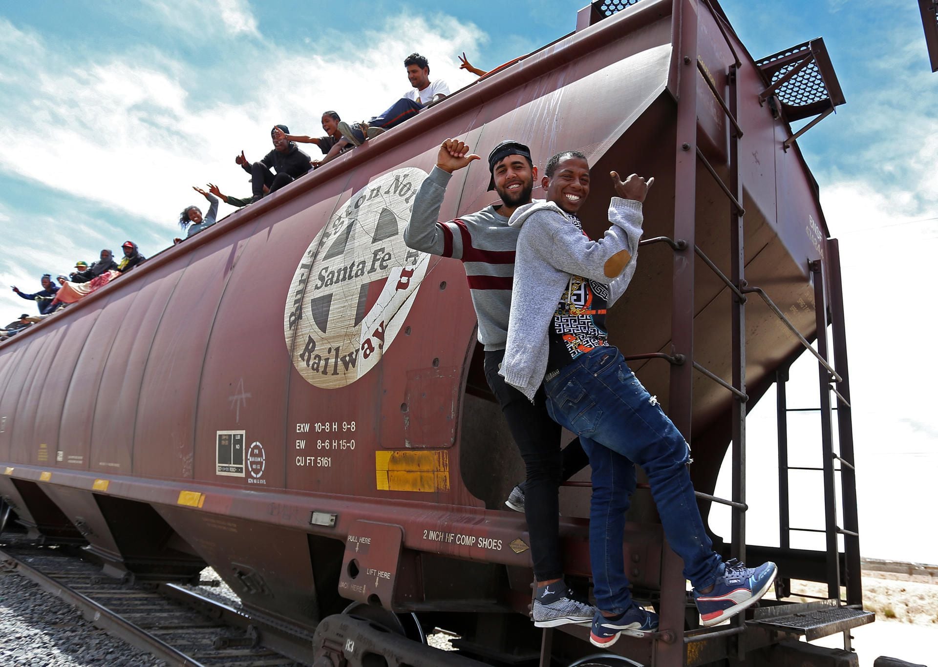 Migrantes llegan en el tren conocido como 'La bestia' a la en Ciudad Juárez, Chihuahua (México). EFE/Luis Torres