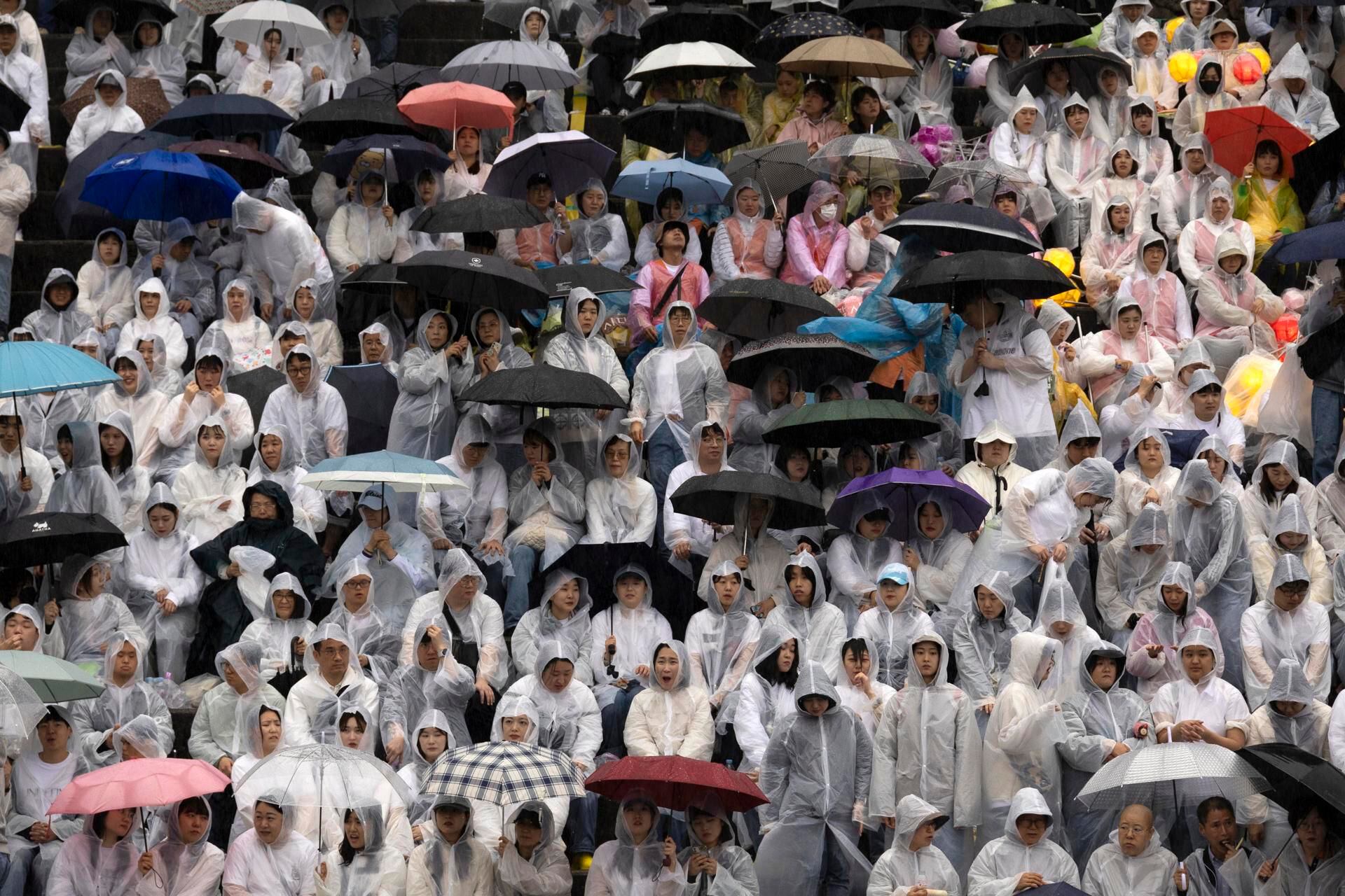 Las personas se congregan para celebrar y participar del desfile de los faroles de Loto en Seúl. (Corea del Sur, Seúl) EFE/EPA/JEON HEON-KYUN