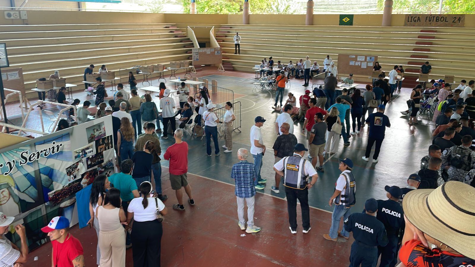 Imagen del centro de votación en el colegio Las Esclavas. Richard Barrera