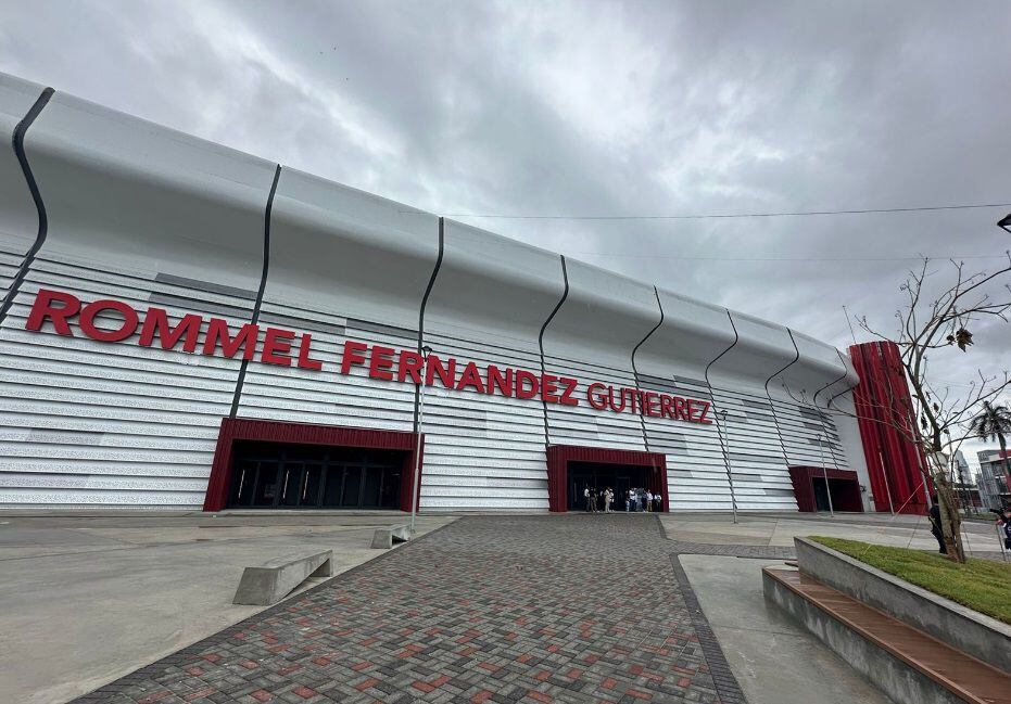 Nueva fachada del estadio Rommel Fernández. Foto: Agustín Herrera