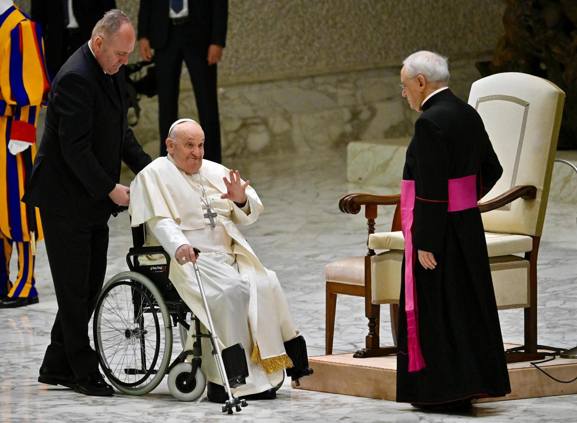 El papa Francisco saluda tras terminar la audiencia general este miércoles. EFE
