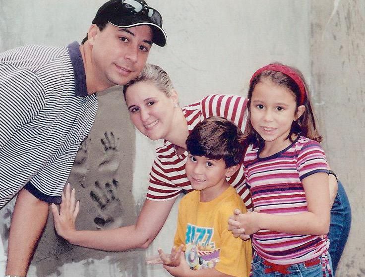 Melitón Arrocha junto a su esposa Anamae Boyd de Arrocha y sus dos hijos.
