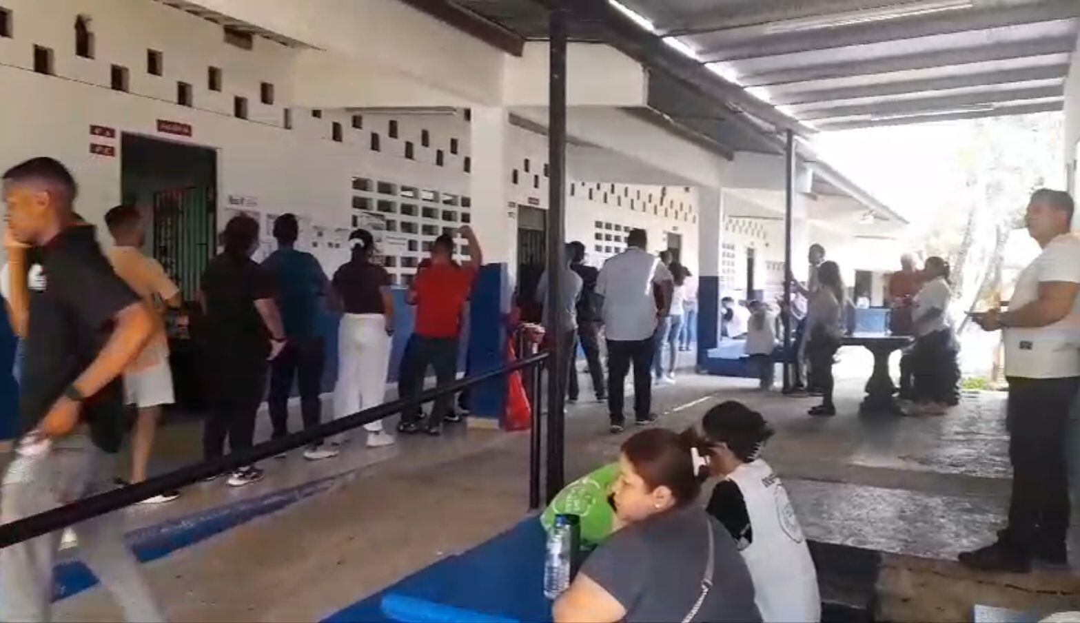 Largas filas para votar en la Escuela Pedro J. Amplio, en San Miguelito. Foto: Juan Manuel Díaz