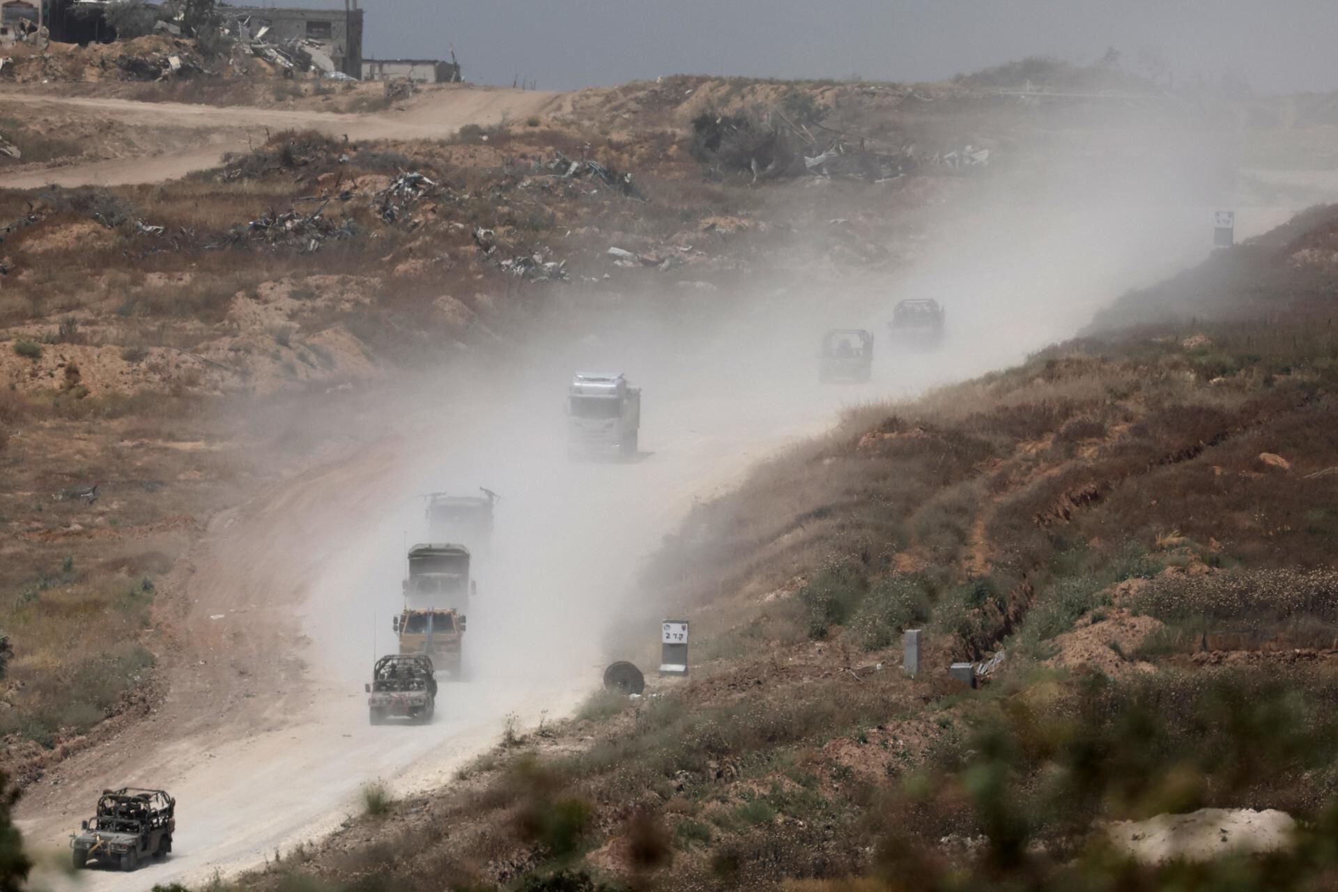 Tropas israelíes patrullan la carretera que separa el norte y el sur de la Franja de Gaza, visto desde un lugar no revelado en el lado israelí de la frontera, este miércoles. EFE/ATEF SAFADI