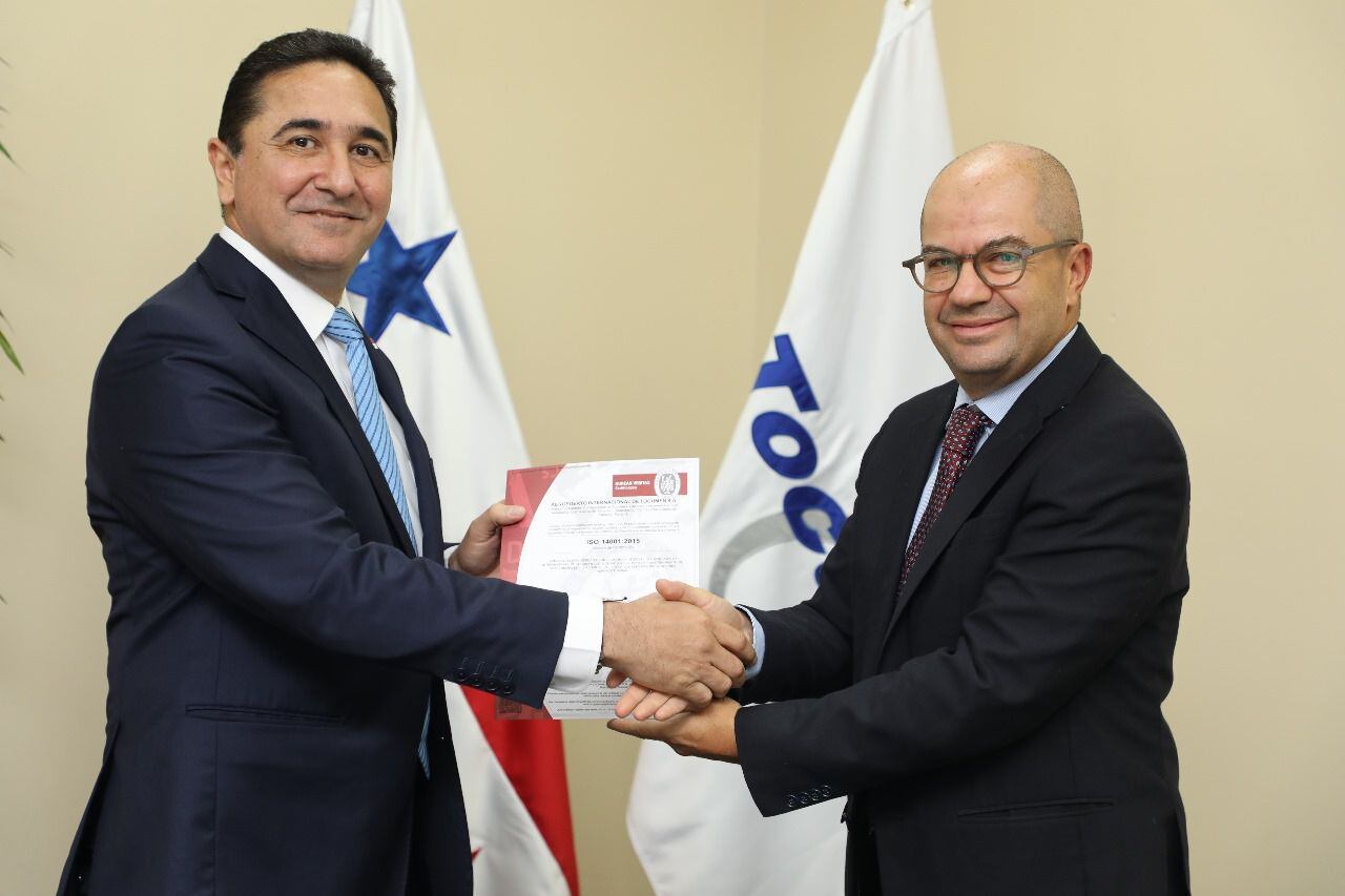 Raffoul Arab, gerente general de la terminal recibió de manos de Roberto Escobar de la consultora Bureau Veritas la certificación. Cortesía.