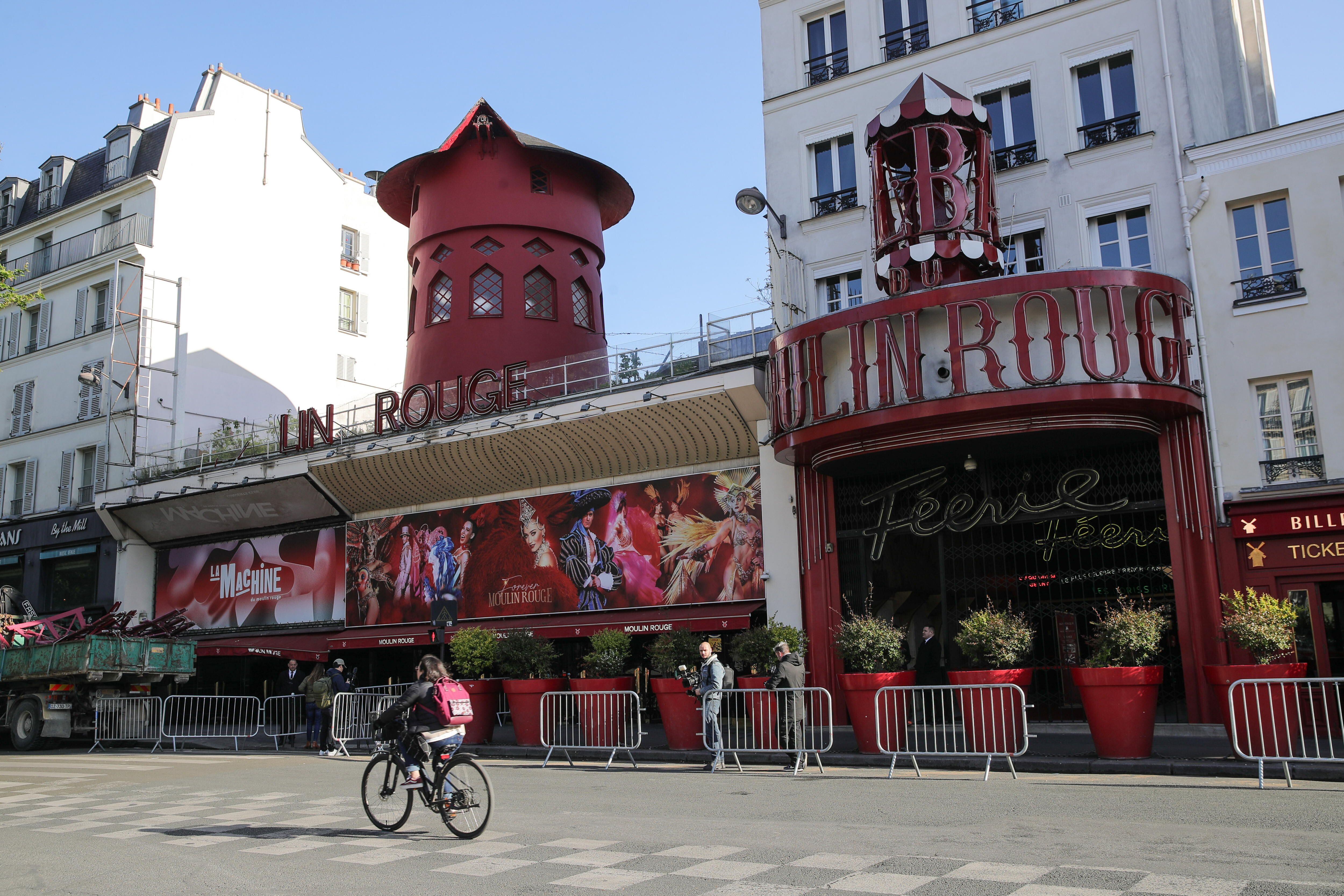 Vista general de la fachada del Moulin Rouge sin sus alas en París, Francia, 25 de abril de 2024. Durante la noche del 24 al 25 de abril, las aspas del Moulin Rouge se derrumbaron sin causar víctimas, según fuentes oficiales. (Francia) EFE/EPA/Teresa Suárez
