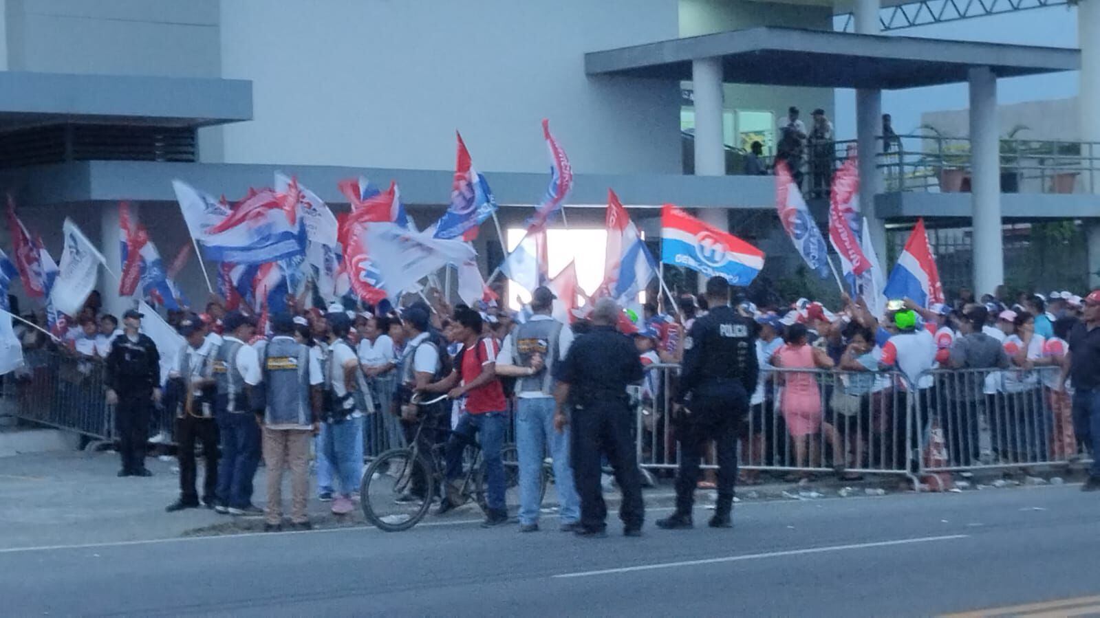 Seguidores de Benicio Robinson el pasado martes frente a la sede de la Junta Circuital de Escrutinio. 