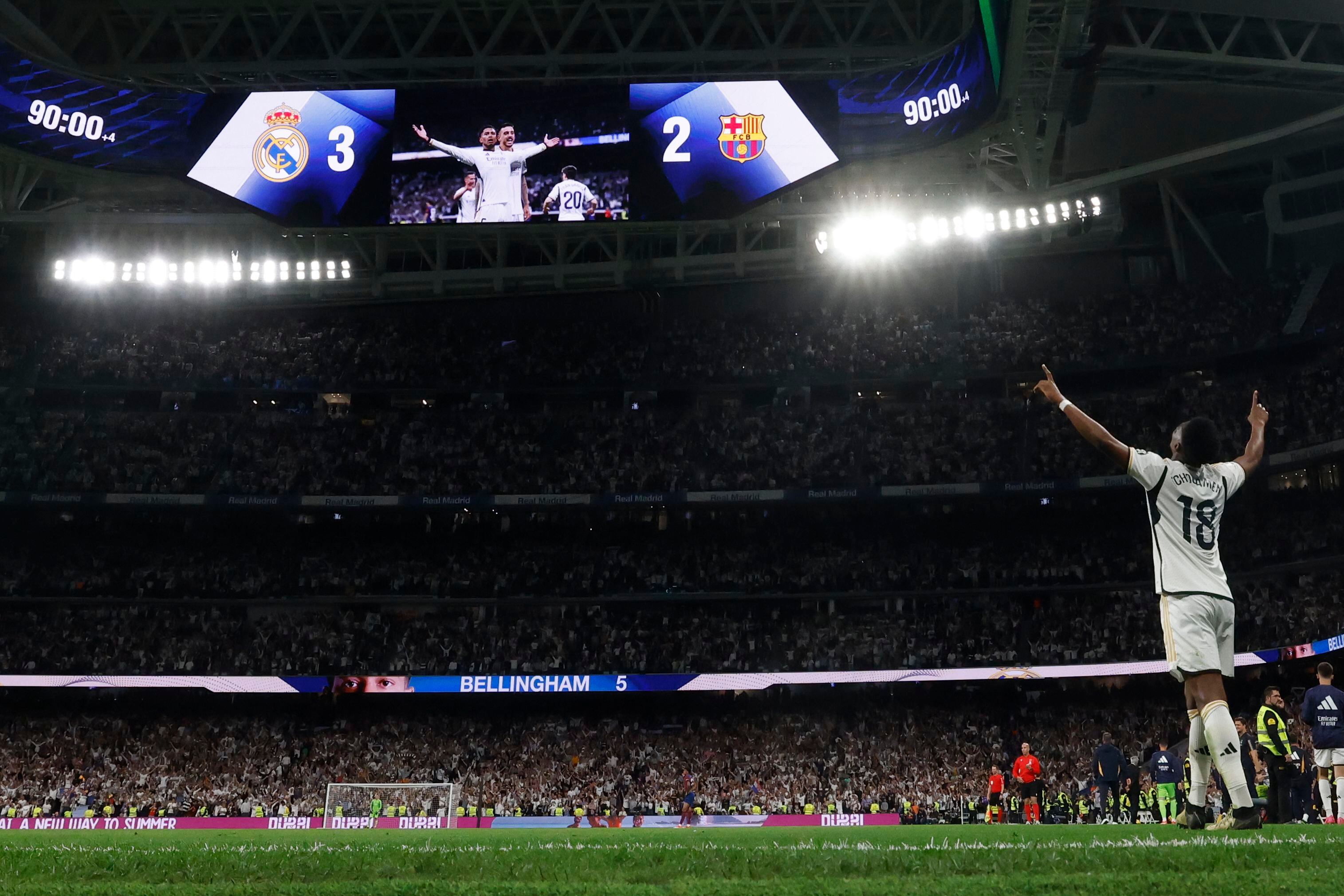 El defensa francés del Real Madrid Aurelien Tchouameni celebra la victoria tras el partido de la jornada 32 de LaLiga EA Sports entre Real Madrid y FC Barcelona, este domingo en el estadio Santiago Bernabéu de Madrid. EFE/Juanjo Martín
