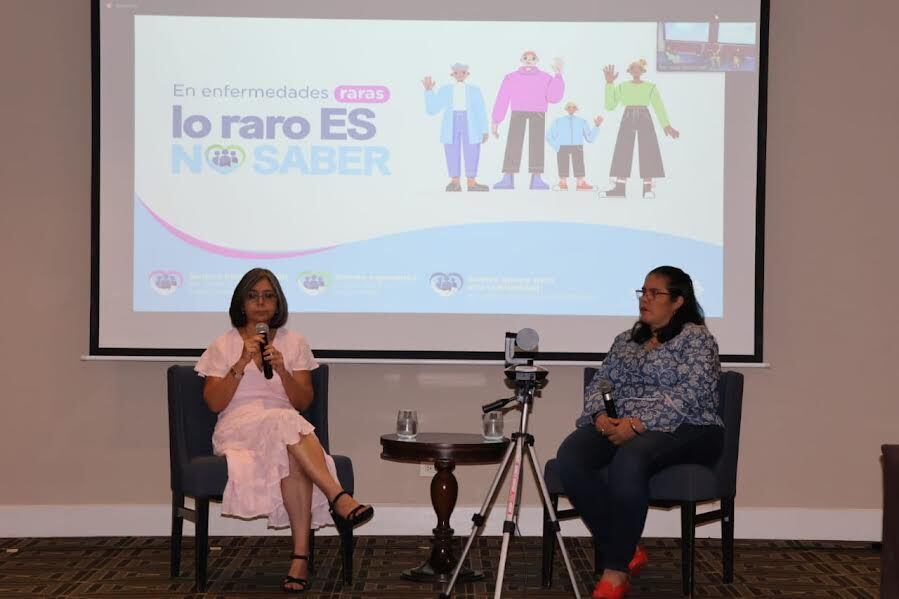 A la izquierda se aprecia a  Juana Isabel Pérez, de la Asociación Unidos por la Miastenia Gravis Panamá, durante una actividad celebrada el 29 de febrero pasado, en el marco del Día Mundial de las Enfermedades Raras. La actividad fue organizada por la empresa AstraZeneca.