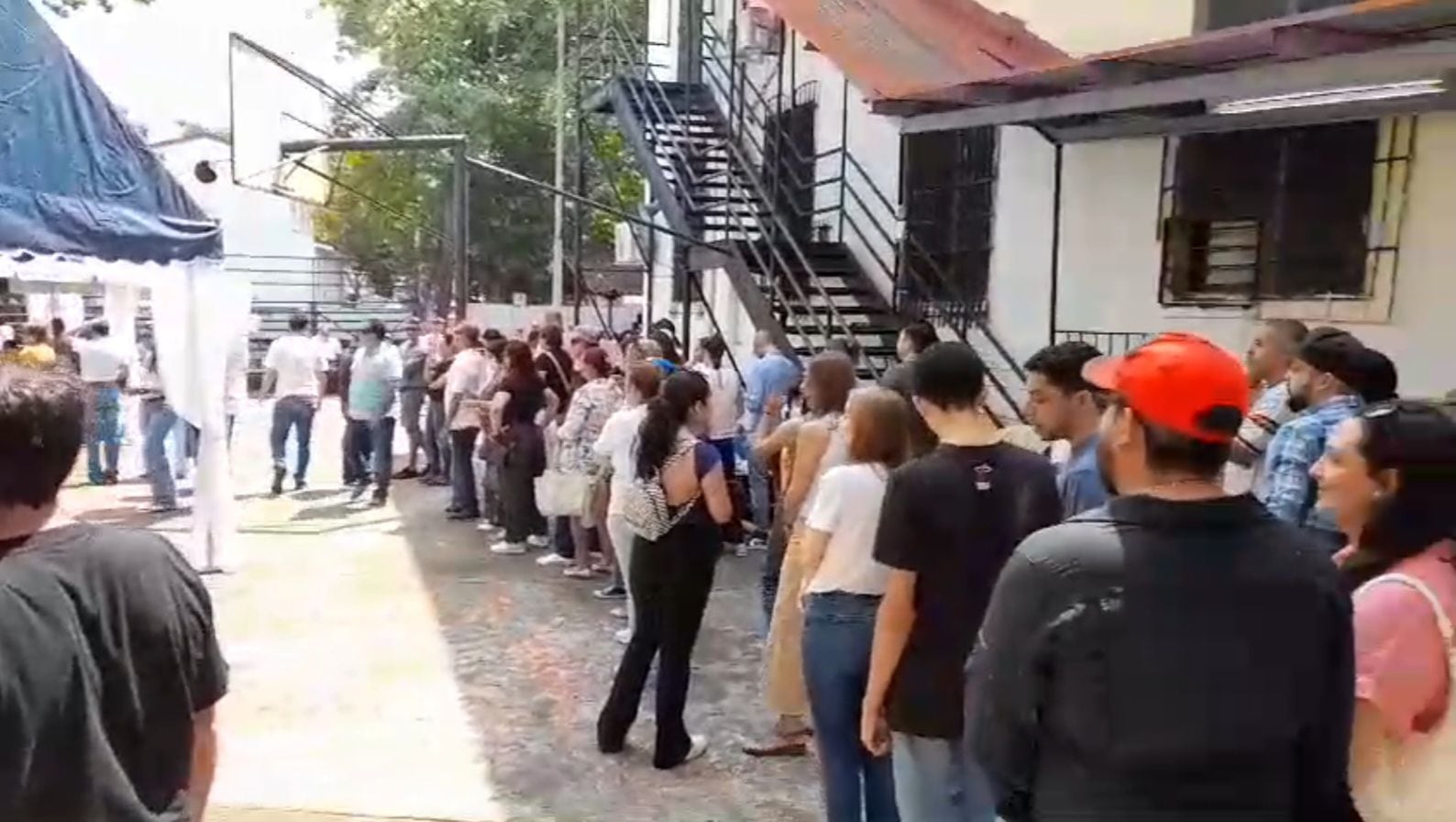 Filas de votantes en el Instituto Bolívar, en corregimiento Ancón. 