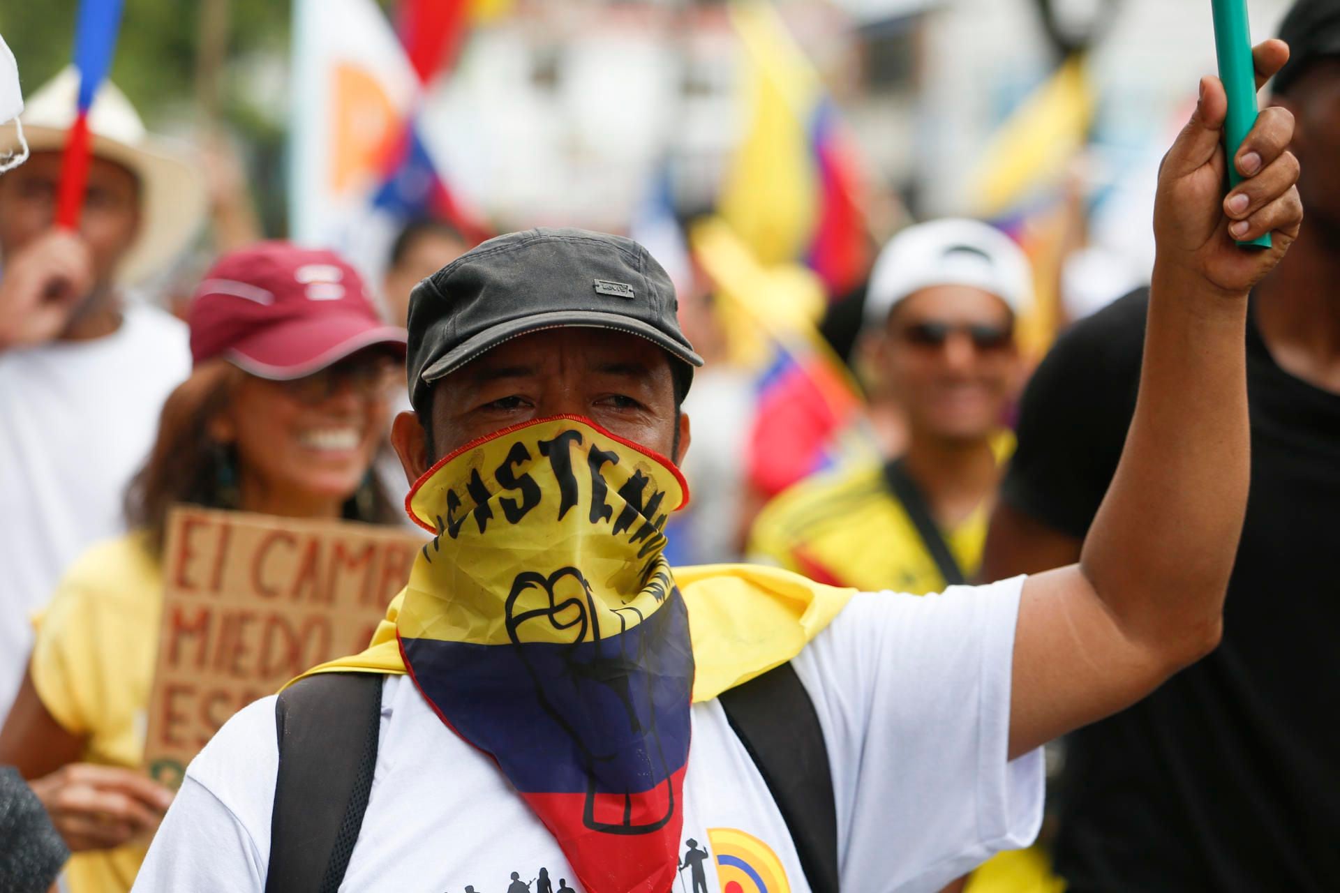 Un manifestante participa en una marcha con motivo del Día Internacional de los Trabajadores este miércoles, en Cali (Colombia). EFE/ Ernesto Guzmán Jr
