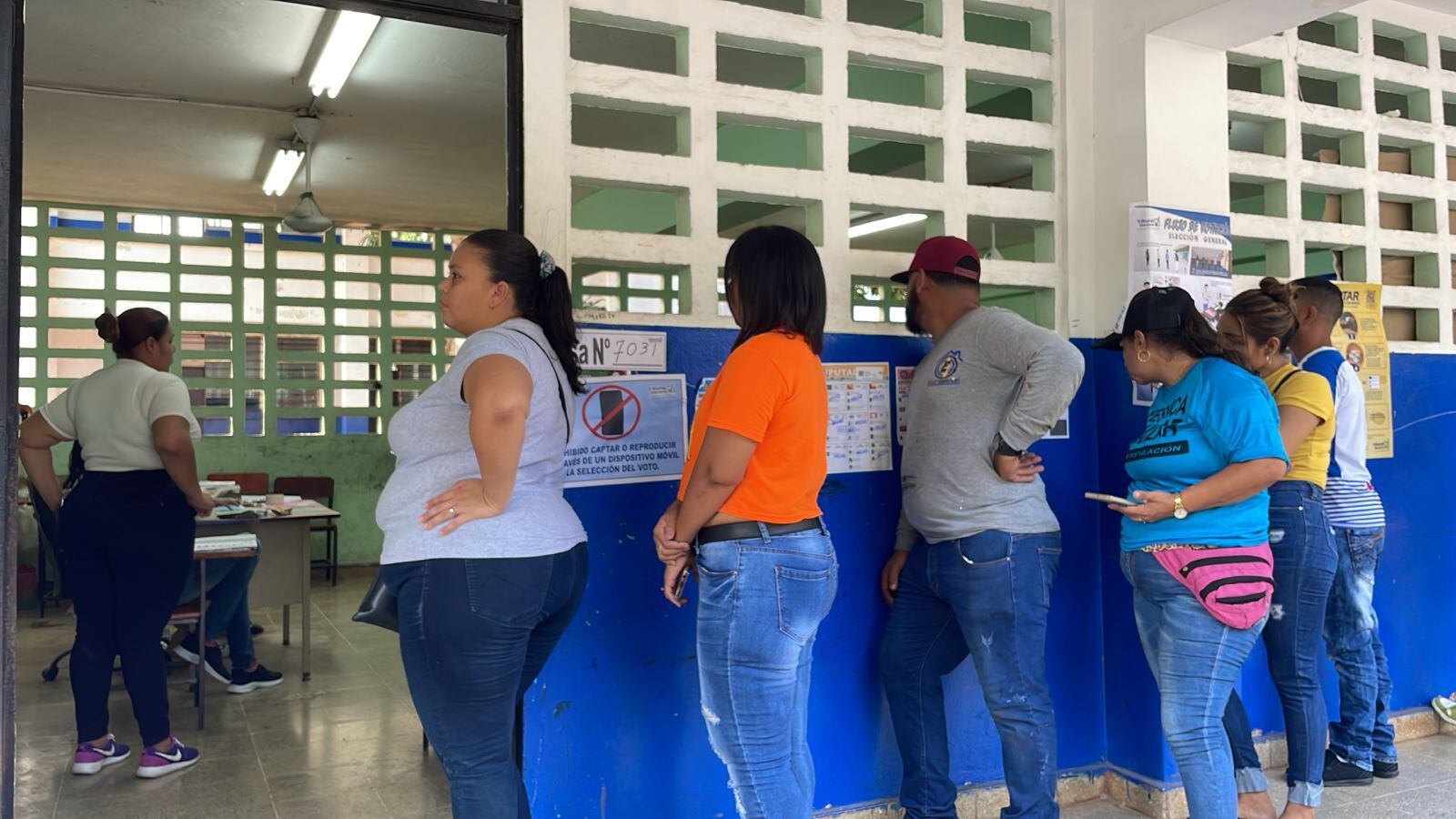 El centro de votación en la escuela José Maria Barranco cerró alas 4:00 p.m., excepto una mesa, donde hay 8 personas en fila. LA PRENSA/Ereida Prietto
